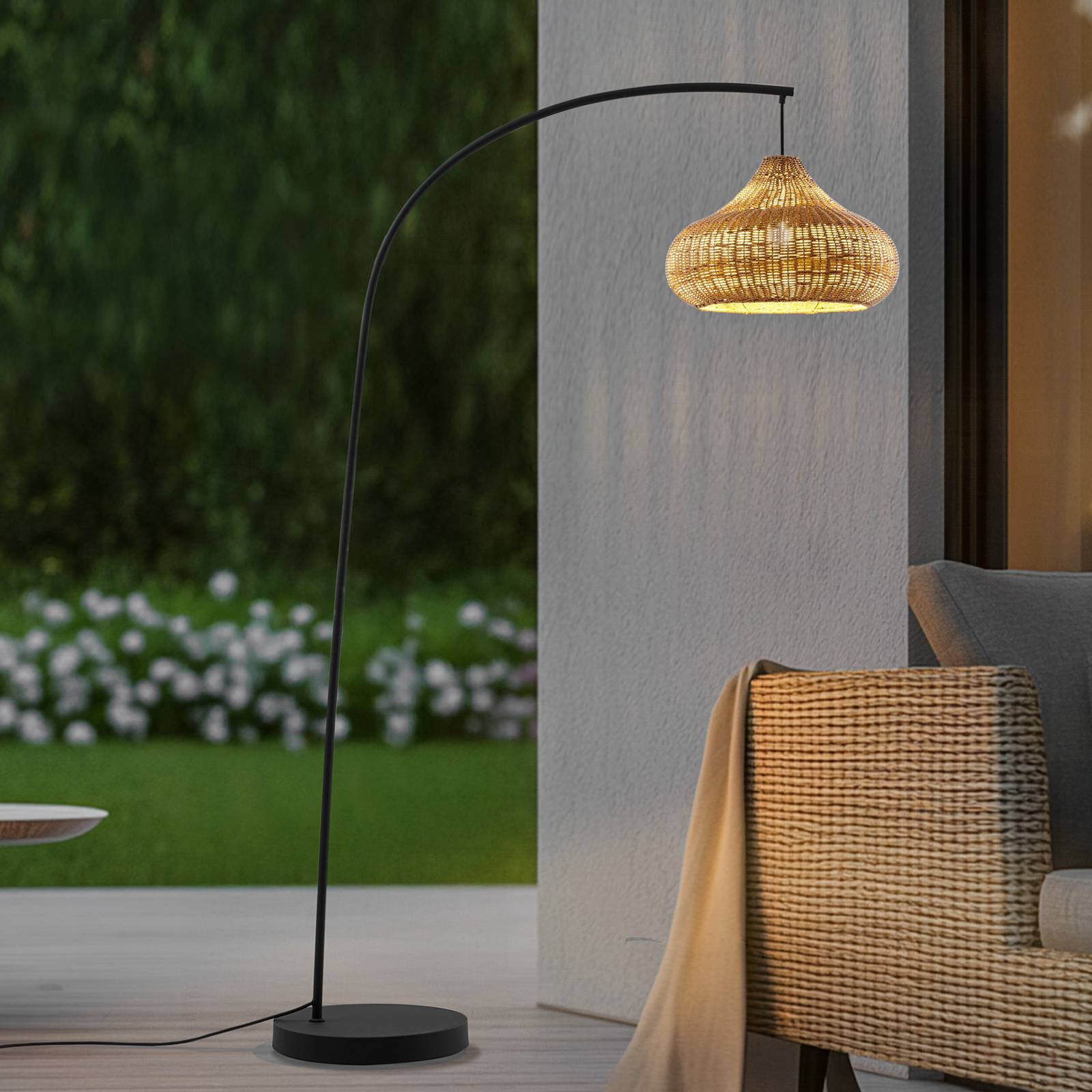 Lucande Außenstehleuchte Taniola, beige, Rattan, 195cm, IP44 Lucande Außenstehleuchte Taniola, beige, Rattan, 195cm, IP44 von LUCANDE