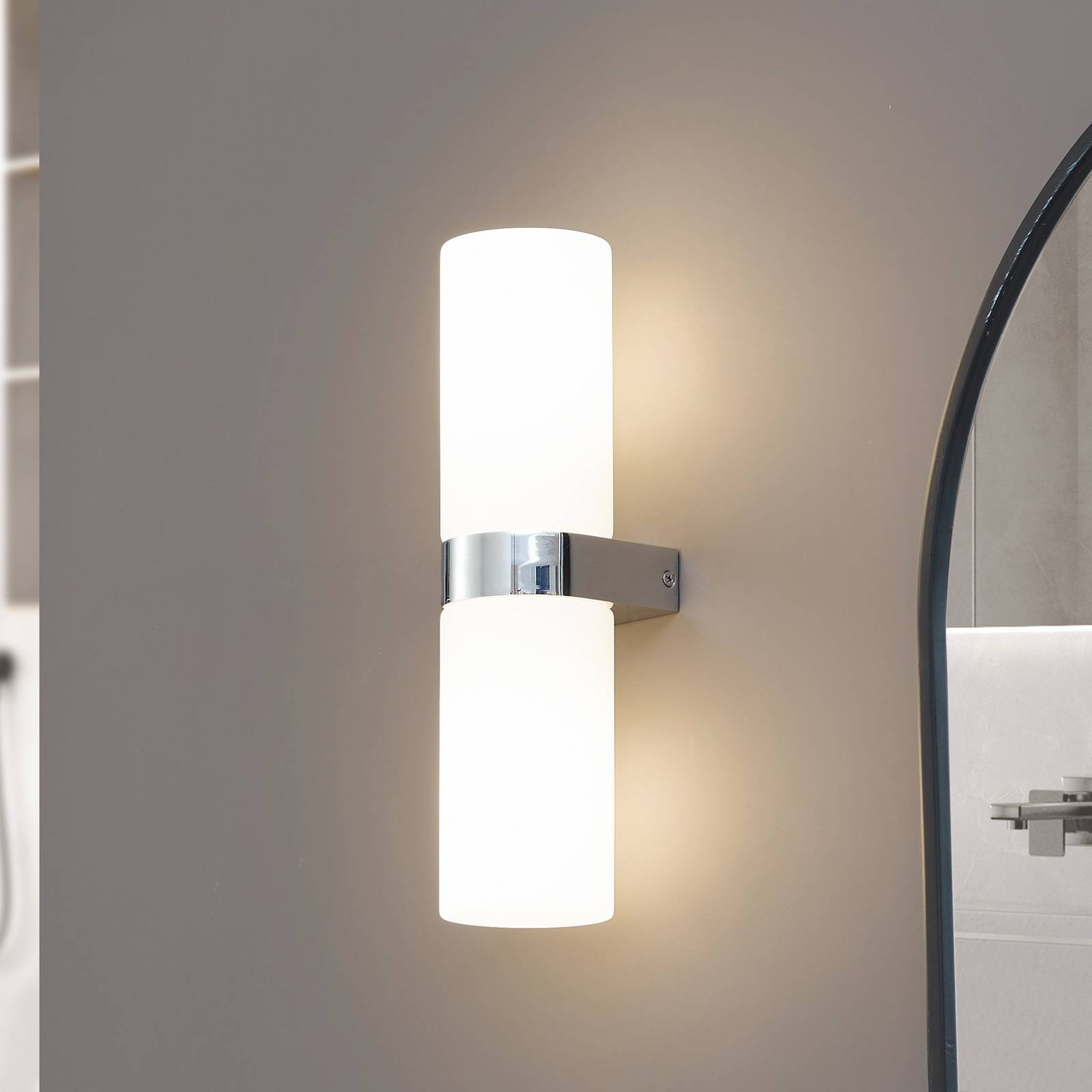 Lucande Bad-Wandlampe Basolo, chrom, Höhe 31,5cm, Glas, IP44 Lucande Bad-Wandlampe Basolo, chrom, Höhe 31,5cm, Glas, IP44 von LUCANDE