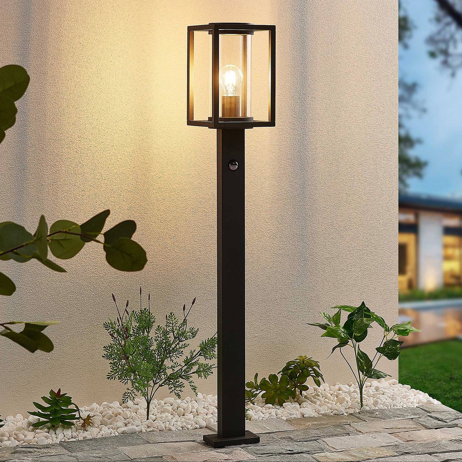 Lucande Wegeleuchte Ferda, 100 cm, Sensor, anthrazit, IP44 Lucande Wegeleuchte Ferda, 100 cm, Sensor, anthrazit, IP44 von LUCANDE