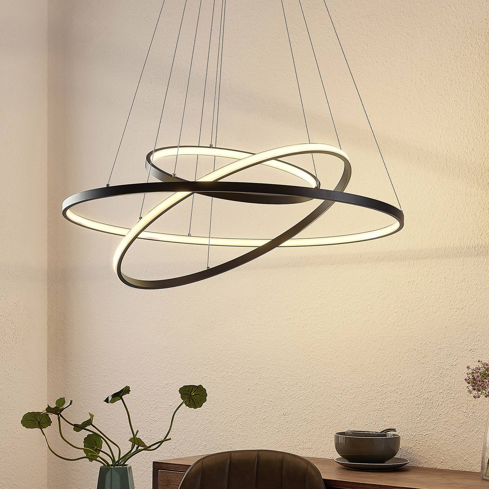 Lucande LED-Pendelleuchte Ezana, schwarz, Metall, Ø 80cm Lucande LED-Pendelleuchte Ezana, schwarz, Metall, Ø 80cm von LUCANDE