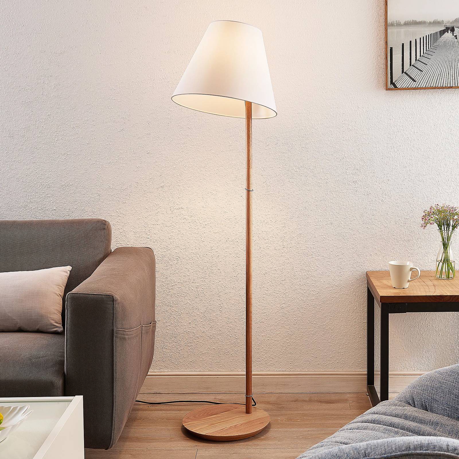 Lucande Stehleuchte Jinda, weiß, Holz, Stoff, 160 cm, E27 von LUCANDE