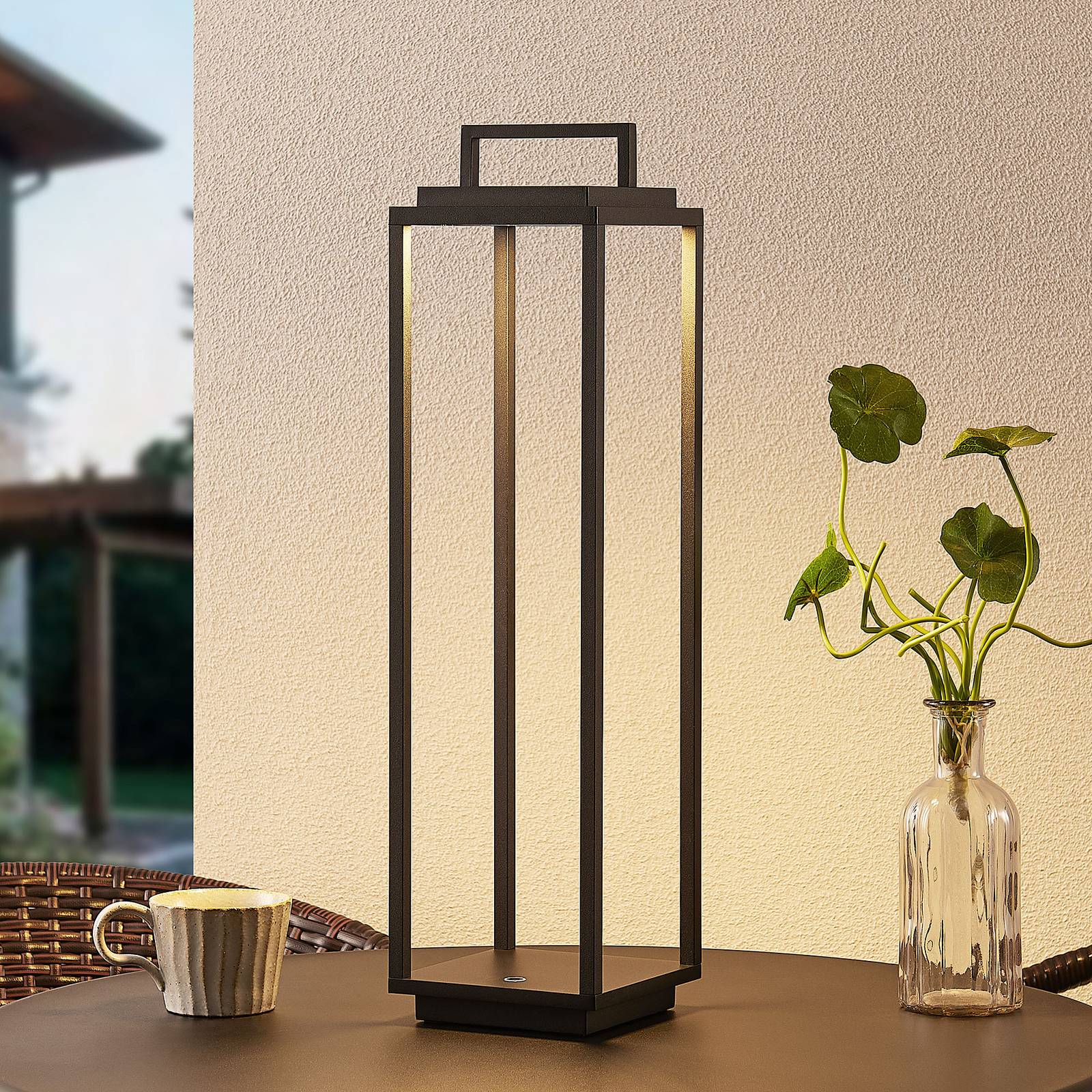 Lucande LED-Außenleuchte Elaja, schwarz, Akku, USB, dimmbar Lucande LED-Außenleuchte Elaja, schwarz, Akku, USB, dimmbar von LUCANDE