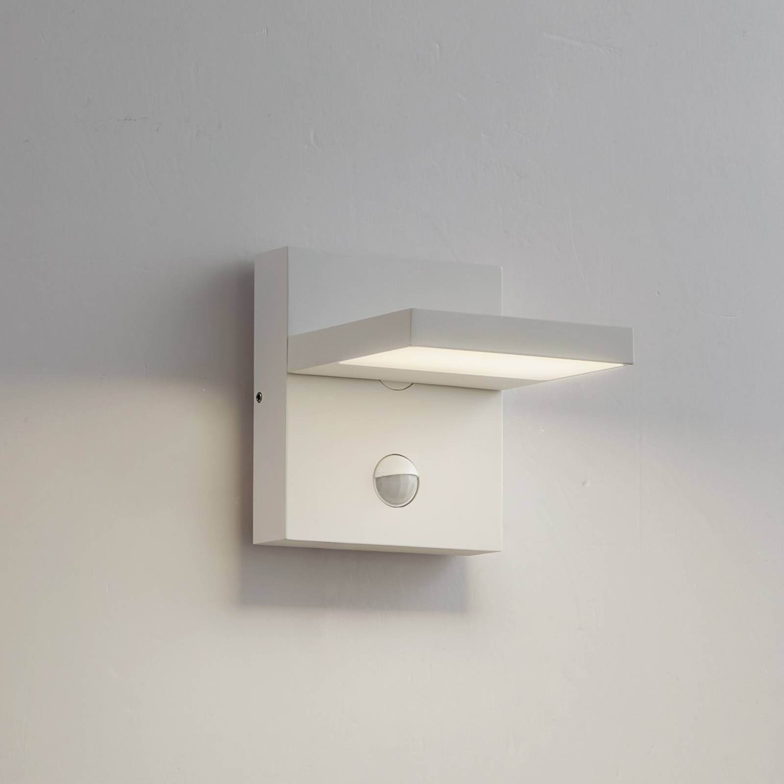 Lucande LED-Außenwandlampe Silvan, weiß, Sensor, IP54, 16cm Lucande LED-Außenwandlampe Silvan, weiß, Sensor, IP54, 16cm von LUCANDE