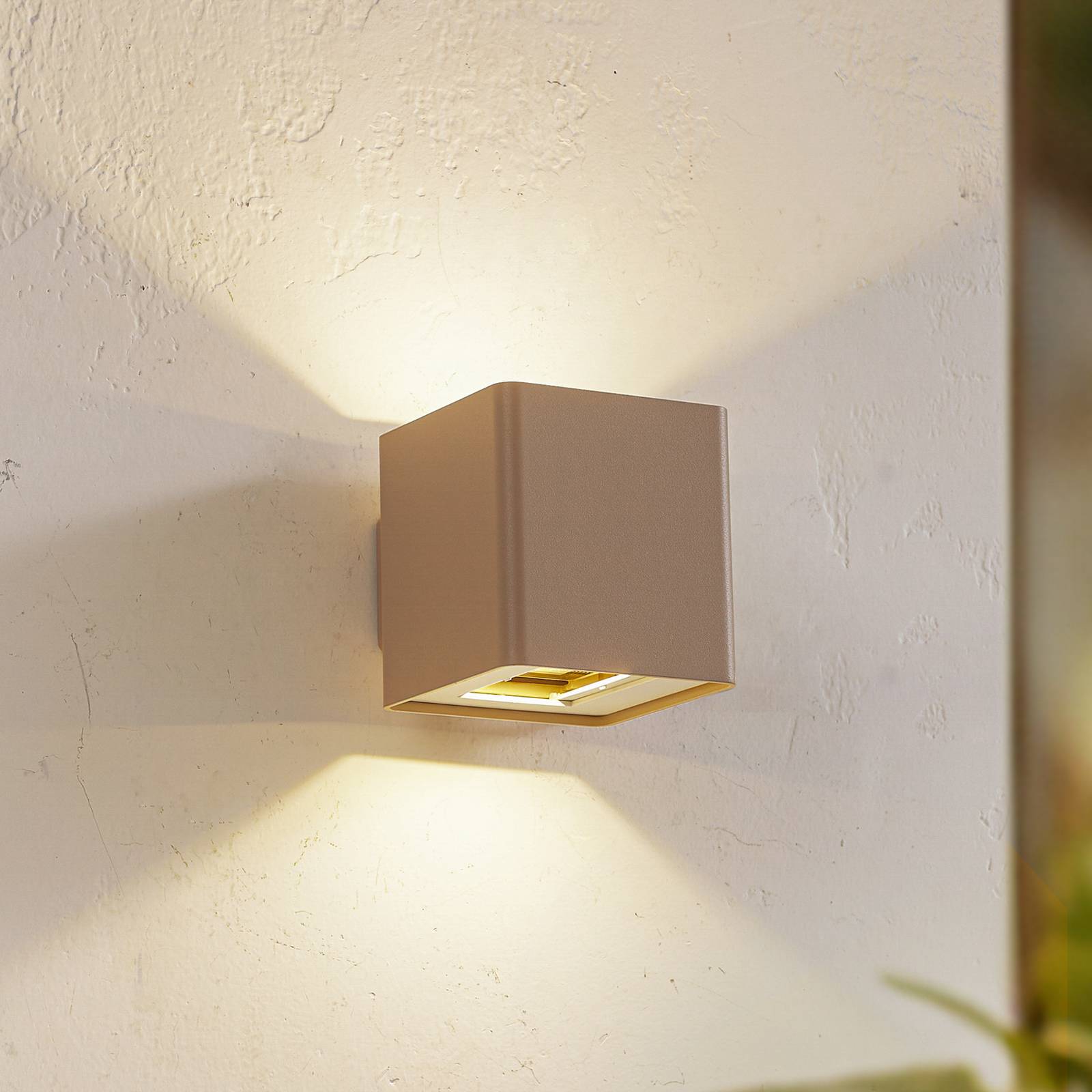 Lucande LED-Außenwandleuchte Aaron, beige, IP54, up/down Lucande LED-Außenwandleuchte Aaron, beige, IP54, up/down von LUCANDE
