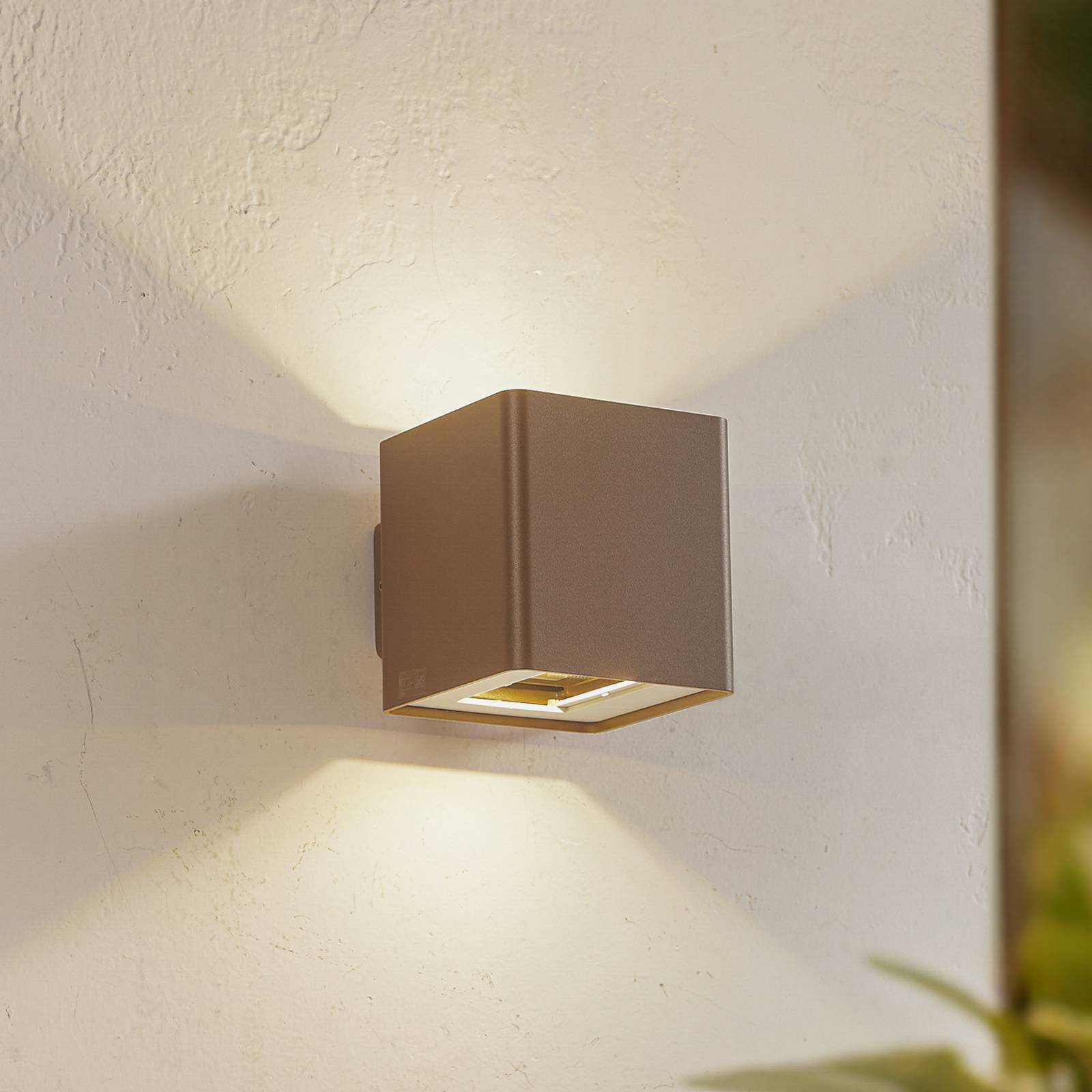 Lucande LED-Außenwandleuchte Aaron, braun, IP54, up/down Lucande LED-Außenwandleuchte Aaron, braun, IP54, up/down von LUCANDE