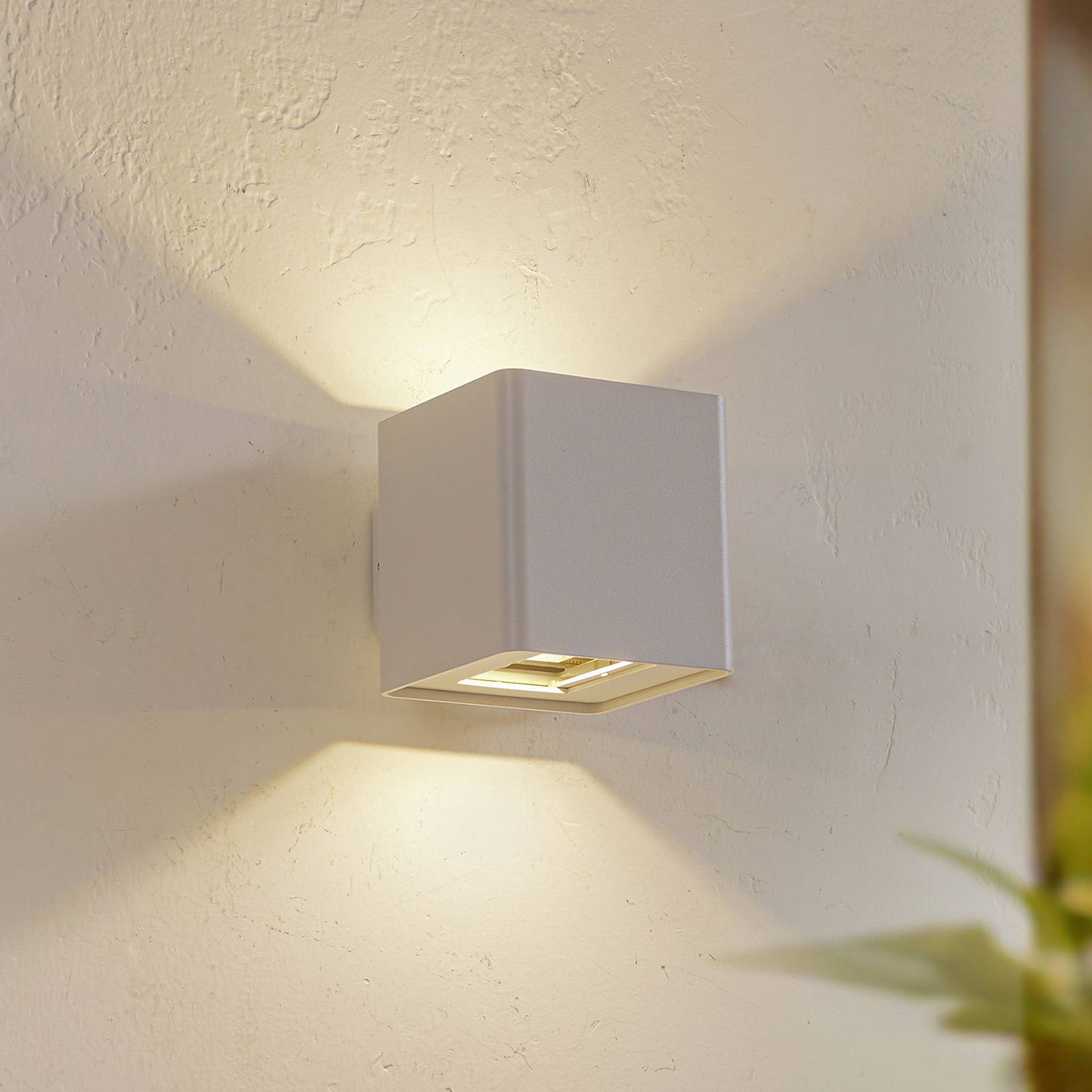 Lucande LED-Außenwandleuchte Aaron, weiß, IP54, up/down Lucande LED-Außenwandleuchte Aaron, weiß, IP54, up/down von LUCANDE