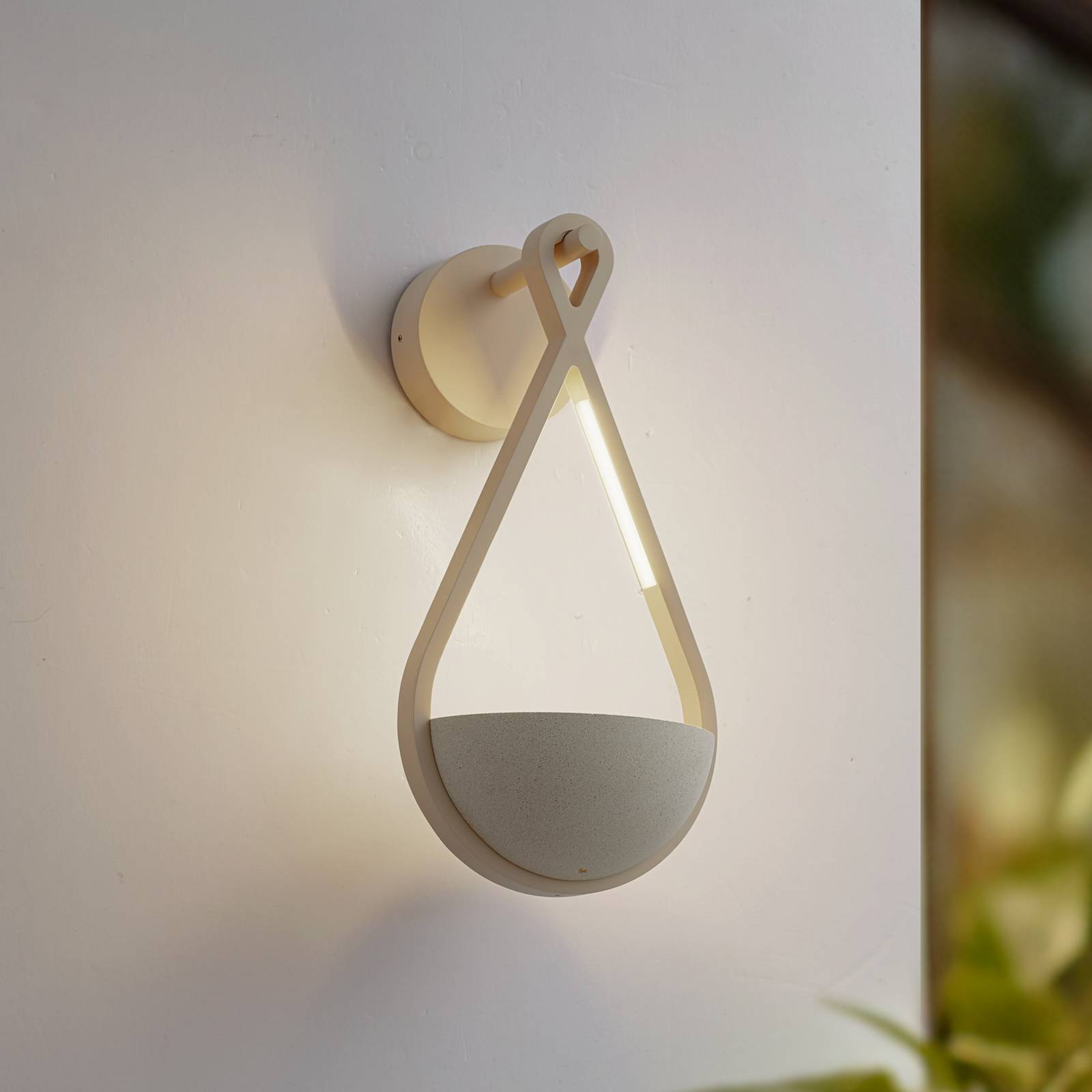 Lucande LED-Außenwandlampe Florka, Beton, Blumenampel, IP54 Lucande LED-Außenwandlampe Florka, Beton, Blumenampel, IP54 von LUCANDE