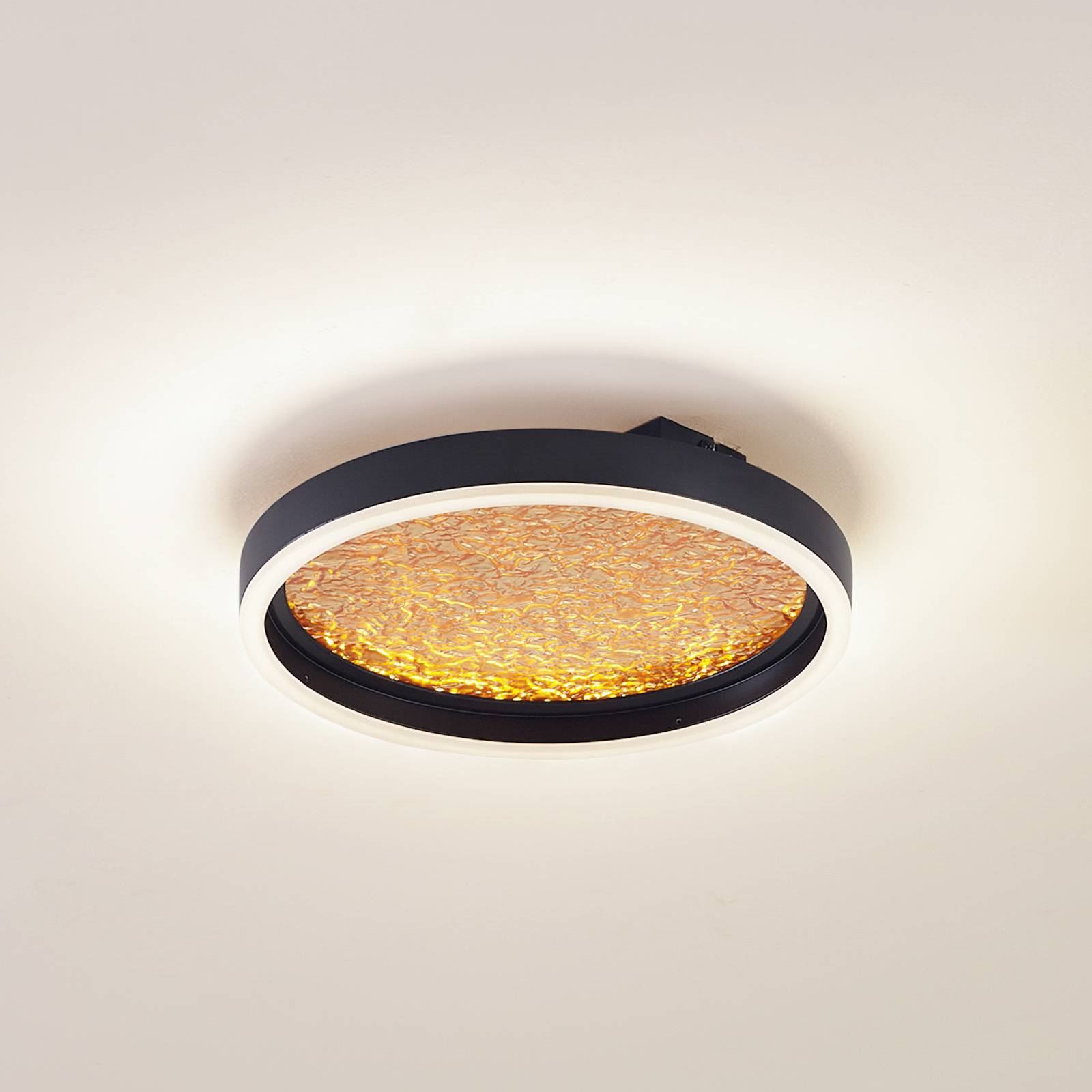 Lucande LED-Deckenleuchte Menulis, schwarz/gold, PC, Ø 30 cm Lucande LED-Deckenleuchte Menulis, schwarz/gold, PC, Ø 30 cm von LUCANDE