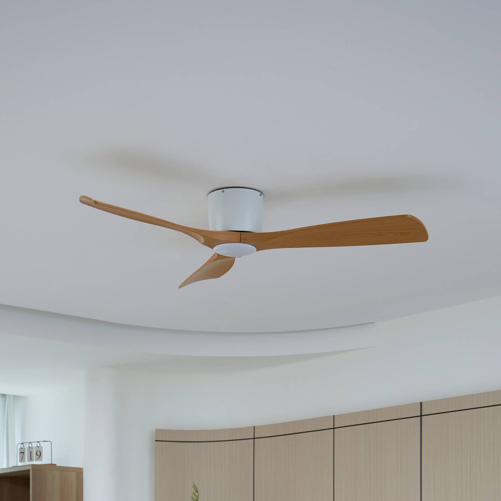 Lucande Smart LED-Deckenventilator Moneno, weiß/holz, Tuya Lucande Smart LED-Deckenventilator Moneno, weiß/holz, Tuya von LUCANDE