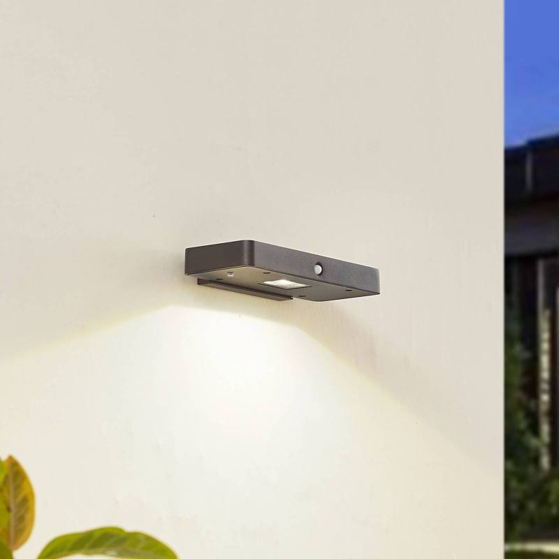 Lucande LED-Solar-Wandleuchte Tavon, eckig, schwarz, Sensor von LUCANDE