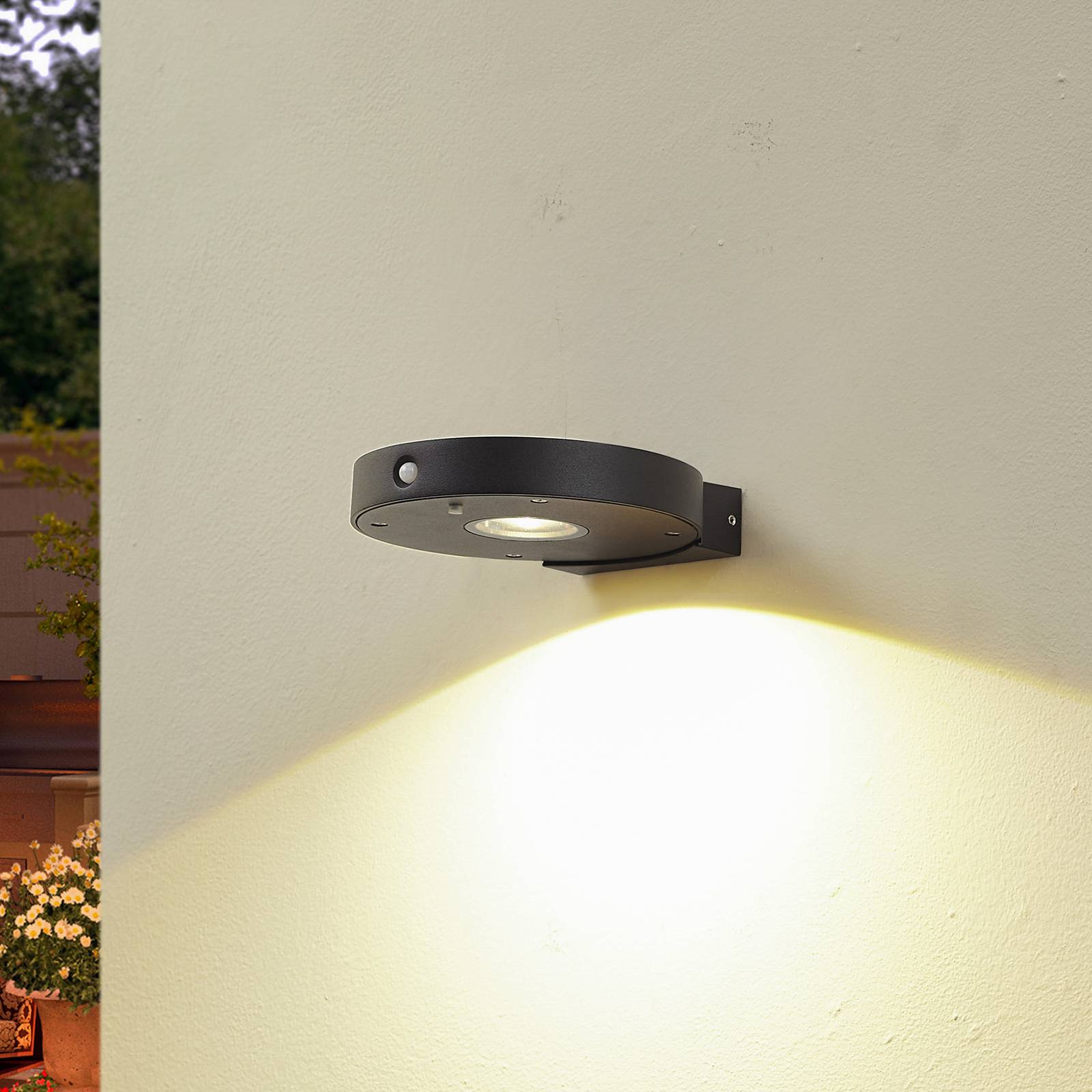 Lucande LED-Solar-Wandleuchte Tavon, rund, schwarz, Sensor Lucande LED-Solar-Wandleuchte Tavon, rund, schwarz, Sensor von LUCANDE