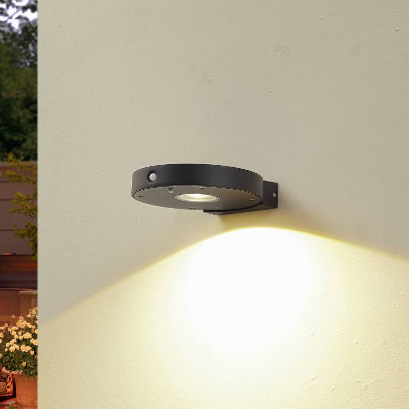Lucande LED-Solar-Wandleuchte Tavon, rund, schwarz, Sensor von LUCANDE