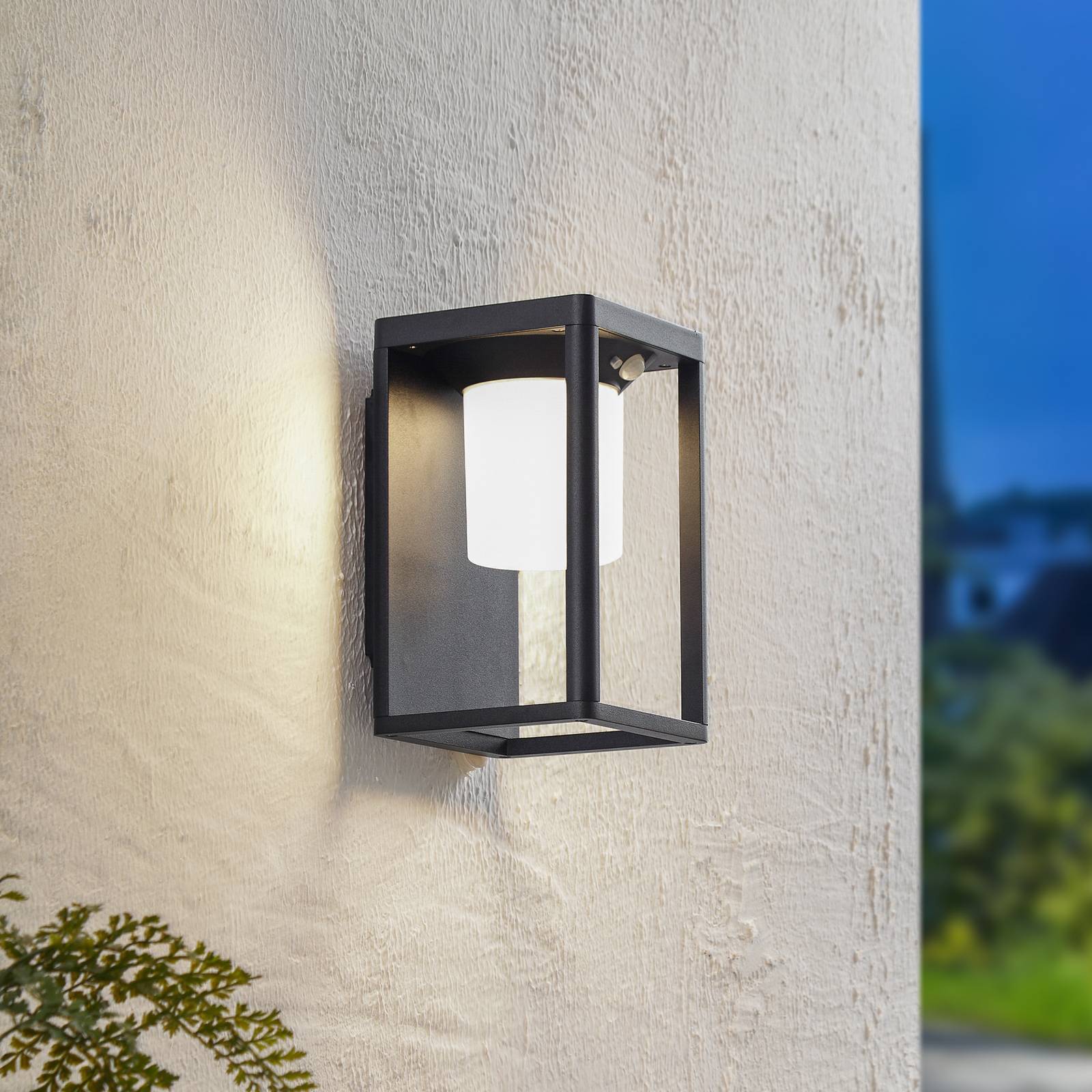Lucande LED-Solar-Wandleuchte Tilena, schwarz, Alu, Sensor Lucande LED-Solar-Wandleuchte Tilena, schwarz, Alu, Sensor von LUCANDE