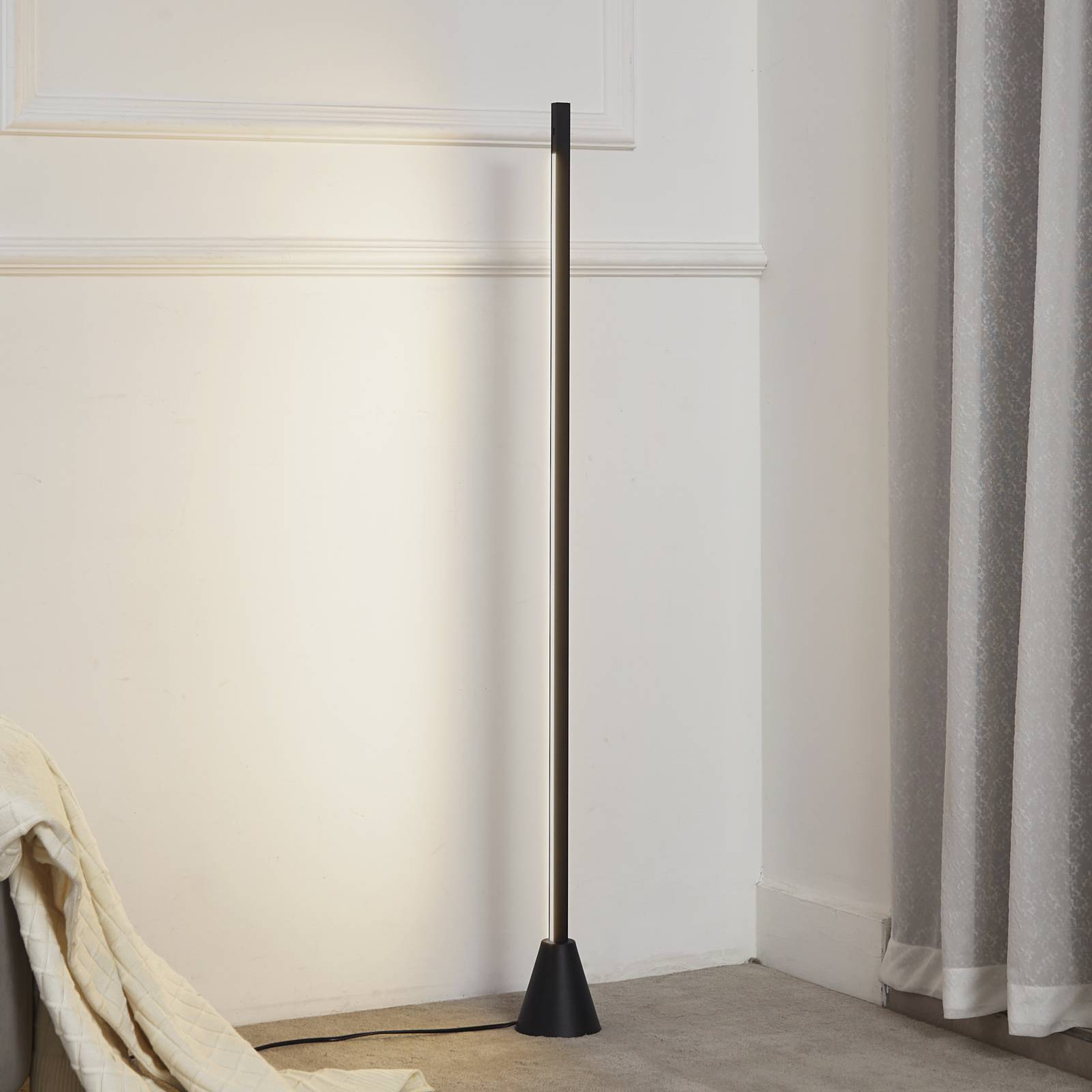 Lucande LED-Stehleuchte Linija, schwarz, Höhe 110 cm, Sensor Lucande LED-Stehleuchte Linija, schwarz, Höhe 110 cm, Sensor von LUCANDE