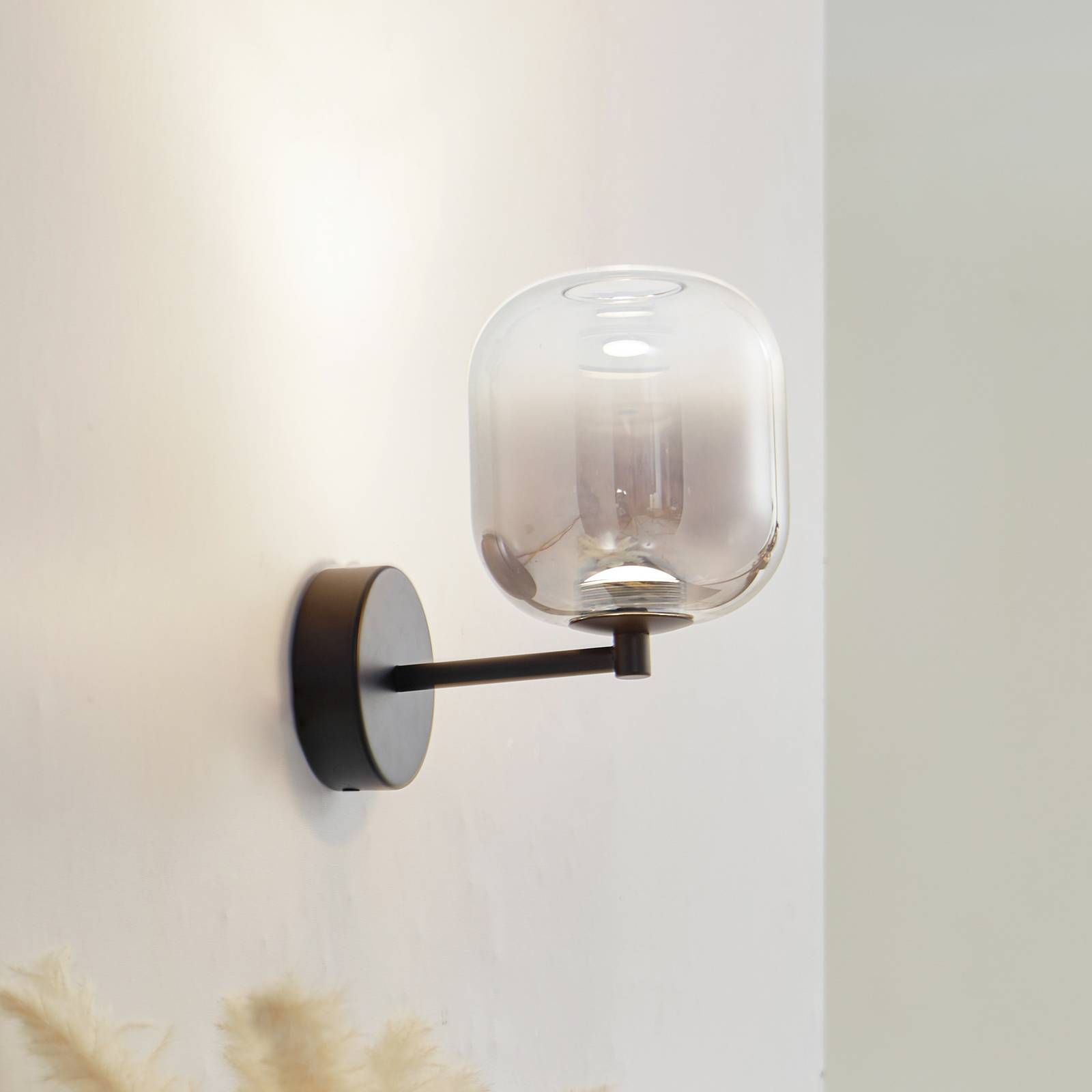 Lucande LED-Wandleuchte Avelina, rauchgrau Lucande LED-Wandleuchte Avelina, rauchgrau von LUCANDE