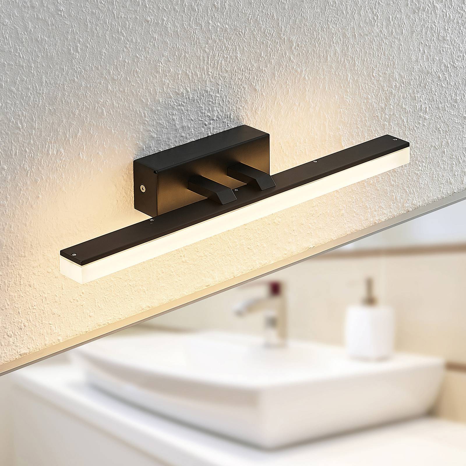 Lucande LED-Wandleuchte Lisana, horizontal, 46 cm, IP44 Lucande LED-Wandleuchte Lisana, horizontal, 46 cm, IP44 von LUCANDE