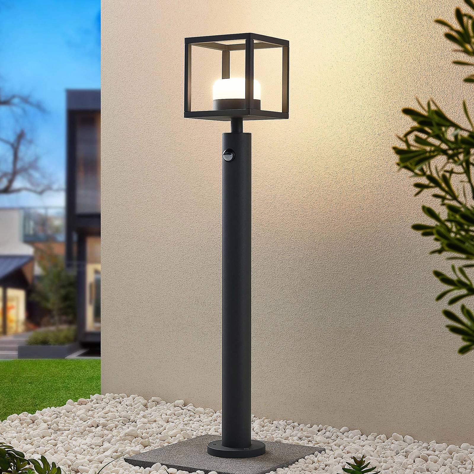 Lucande Wegeleuchte Timio, 85cm, Bewegungsmelder, GX53, IP44 Lucande Wegeleuchte Timio, 85cm, Bewegungsmelder, GX53, IP44 von LUCANDE