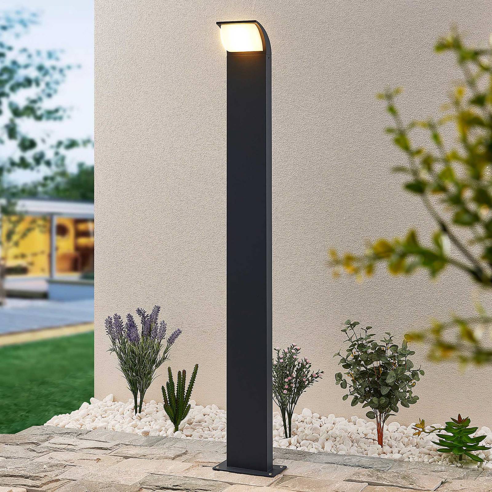 Lucande LED-Wegeleuchte Tinna, 100 cm, anthrazit, IP65 Lucande LED-Wegeleuchte Tinna, 100 cm, anthrazit, IP65 von LUCANDE