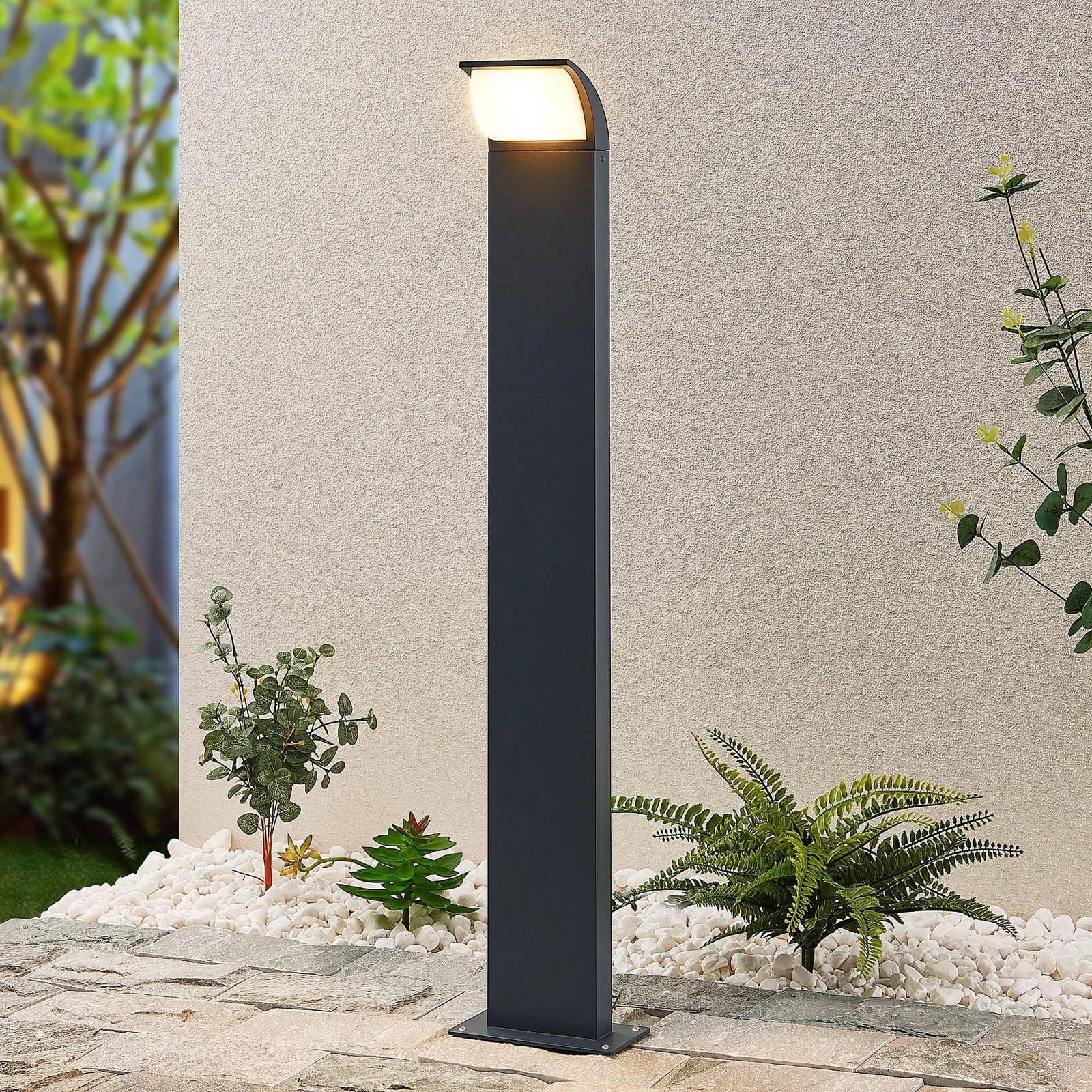 Lucande LED-Wegeleuchte Tinna, 80 cm, anthrazit, IP65 Lucande LED-Wegeleuchte Tinna, 80 cm, anthrazit, IP65 von LUCANDE