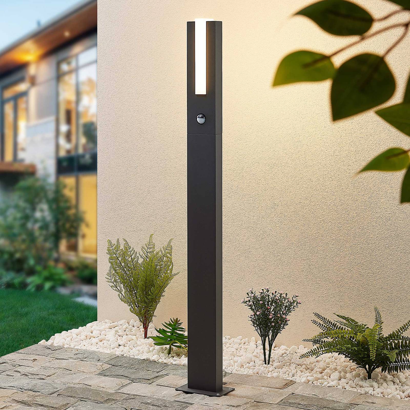 Lucande LED-Wegelampe Virgalia, Bewegungsmelder, 100cm, IP54 Lucande LED-Wegelampe Virgalia, Bewegungsmelder, 100cm, IP54 von LUCANDE