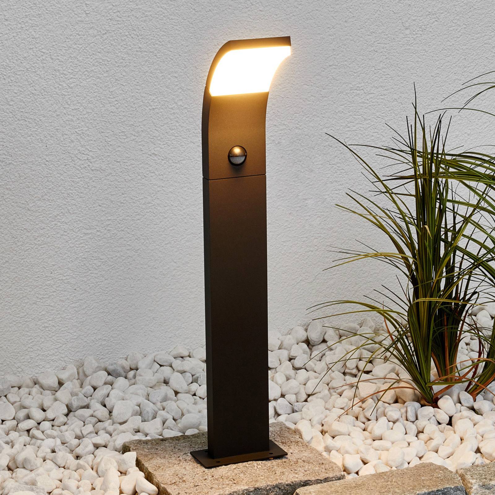 Lucande LED-Wegelampe Timm, Sensor, 60 cm, anthrazit, IP54 Lucande LED-Wegelampe Timm, Sensor, 60 cm, anthrazit, IP54 von LUCANDE