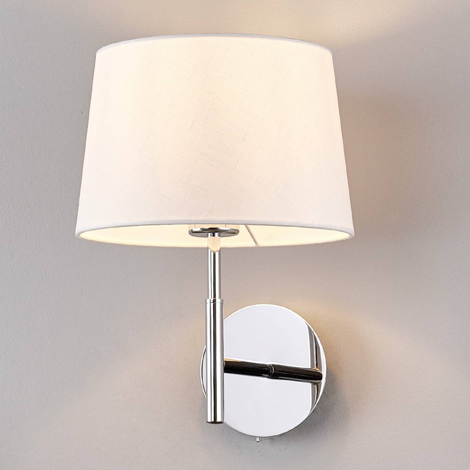 Wandlampe Dorothea mit weißem Stoffschirm Wandlampe Dorothea mit weißem Stoffschirm von LUCANDE