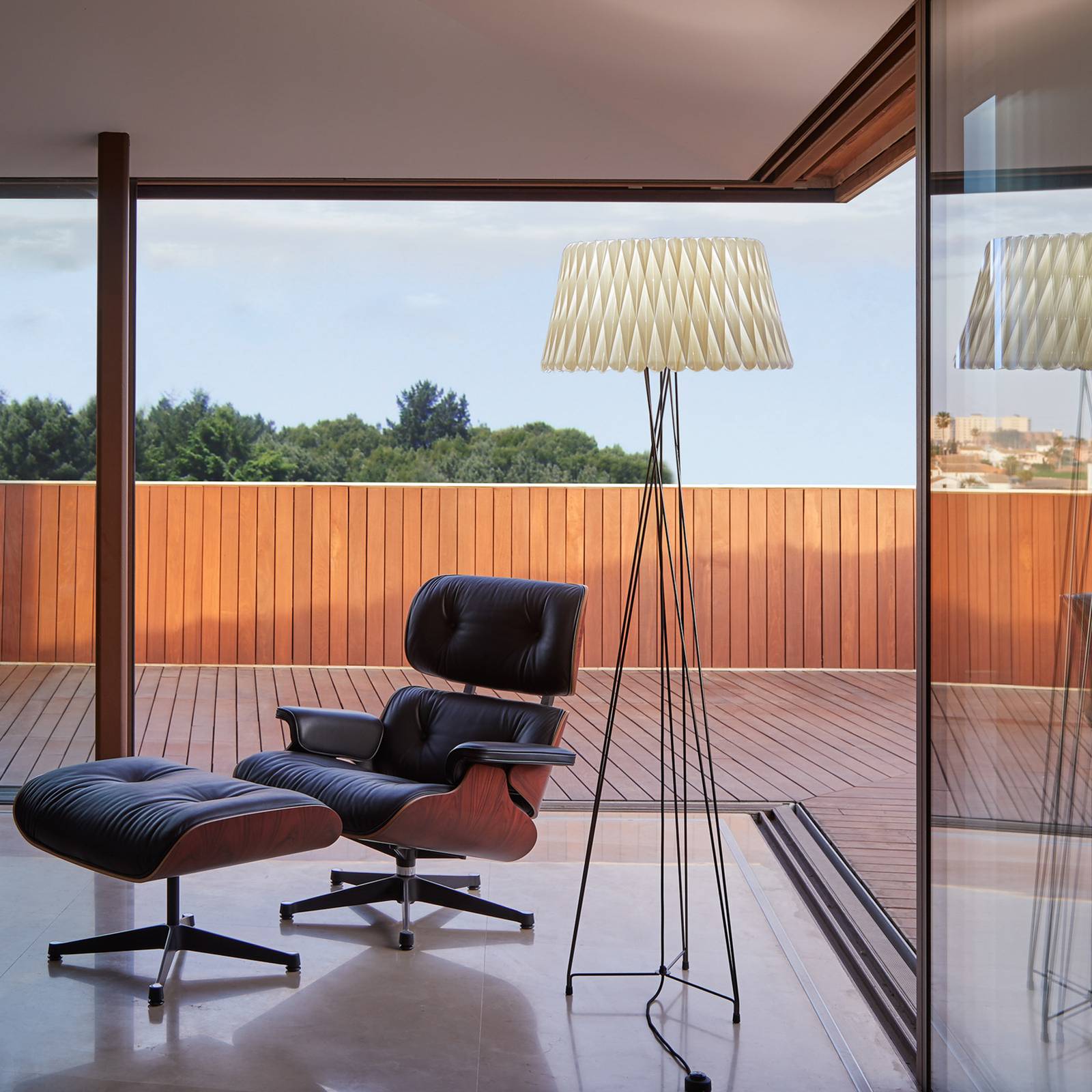 LZF Lola Dreibein-Stehleuchte, schwarz/elfenbein LZF Lola Dreibein-Stehleuchte, schwarz/elfenbein von LZF LamPS