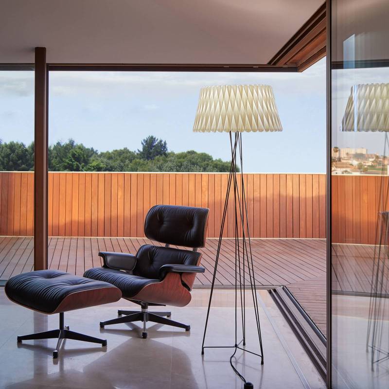LZF Lola Dreibein-Stehleuchte, schwarz/elfenbein von LZF LamPS