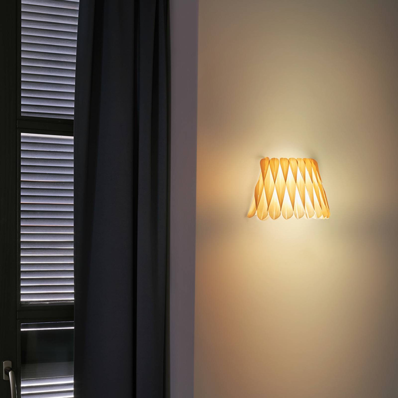 LZF Lola Holz-Wandleuchte, elfenbein LZF Lola Holz-Wandleuchte, elfenbein von LZF LamPS