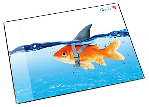 Läufer 46649 Schreibtischunterlage Goldhai Fisch, 53x40 cm, rutschfeste Schreibunterlage für Kinder, Zubehör für Kinderschreibtisch, mit transparenter Seitentasche von Läufer