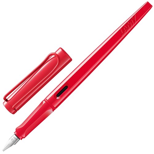 LAMY joy Schönschreibfüller 015 aus robustem Kunststoff in der Farbe strawberry mit Federspitze 1.9 mm, markante Griffmulden, selbstfedernder Metallclip, inkl. Tintenpatrone T 10 in blau von Lamy