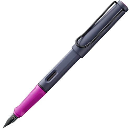 Lamy safari pink cliff Füller - Füllhalter mit ergonomischem Griff & polierter Stahlfeder in Strichbreite F – robuster ASA-Kunststoff - inkl. Tintenpatrone T 10 blau - Rechtshänder Lamy safari pink cliff Füller - Füllhalter mit ergonomischem Griff & polierter Stahlfeder in Strichbreite F – robuster ASA-Kunststoff - inkl. Tintenpatrone T 10 blau - Rechtshänder von Lamy