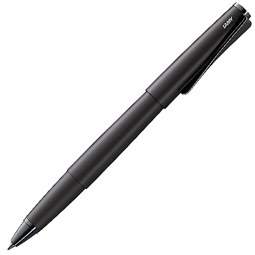 Lamy studio lx-all-black Tintenroller – universeller Stift in elegantem Gehäuse aus Ganzmetall – mit propellerförmigem Clip & in Strichbreite M – mit Tintenrollermine M 63 in schwarz Lamy studio lx-all-black Tintenroller – universeller Stift in elegantem Gehäuse aus Ganzmetall – mit propellerförmigem Clip & in Strichbreite M – mit Tintenrollermine M 63 in schwarz von Lamy