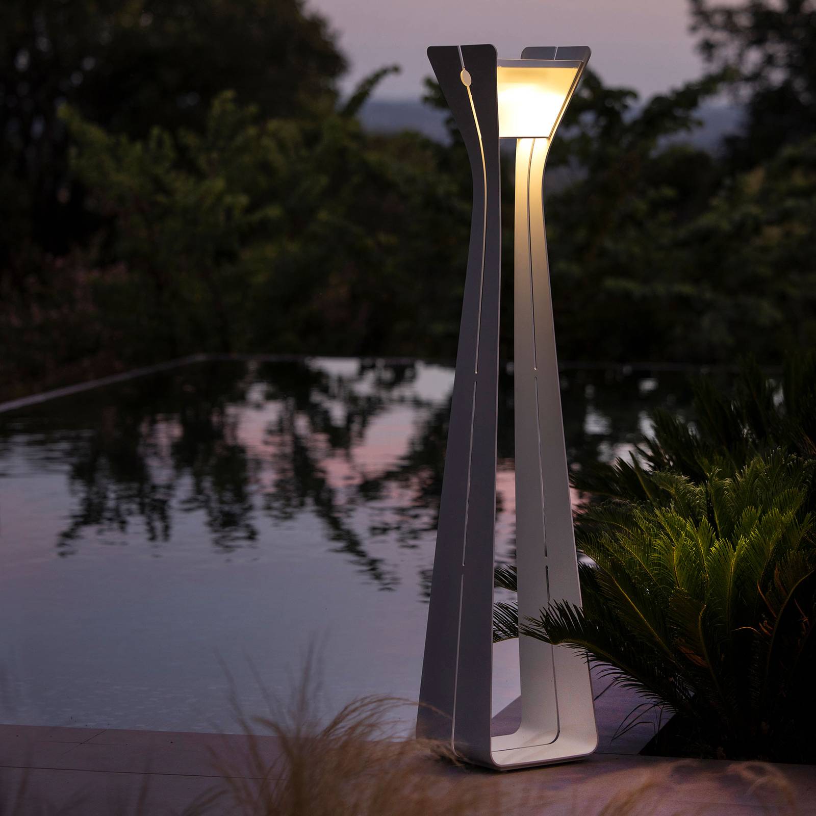 LED-Solarleuchte Osmoz aus Aluminium, 175 cm, weiß von Les Jardins