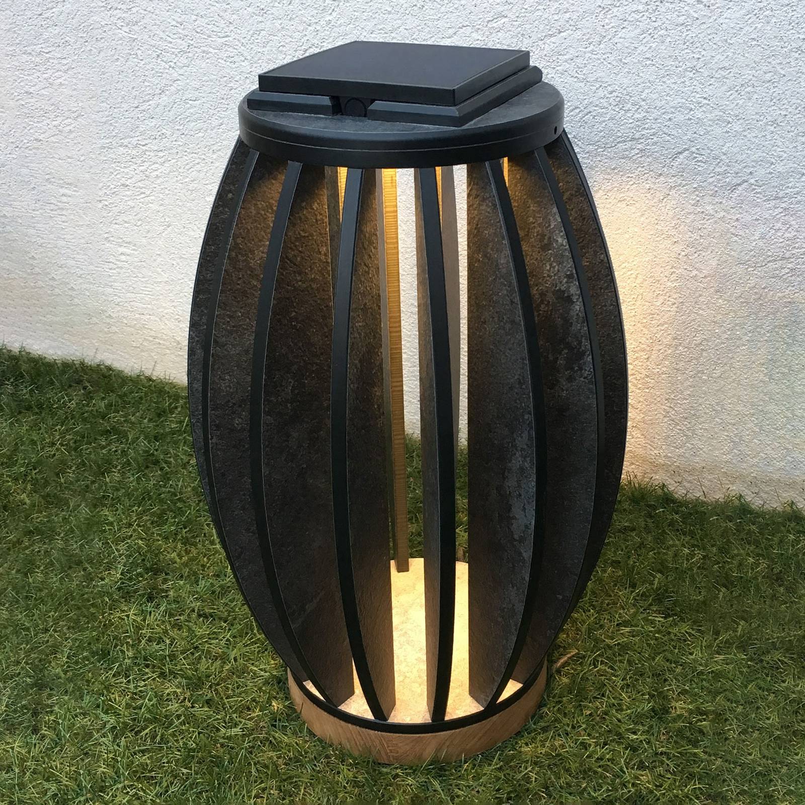 LED-Solarleuchte Pastek aus Teak-Holz mit Sensor LED-Solarleuchte Pastek aus Teak-Holz mit Sensor von Les Jardins