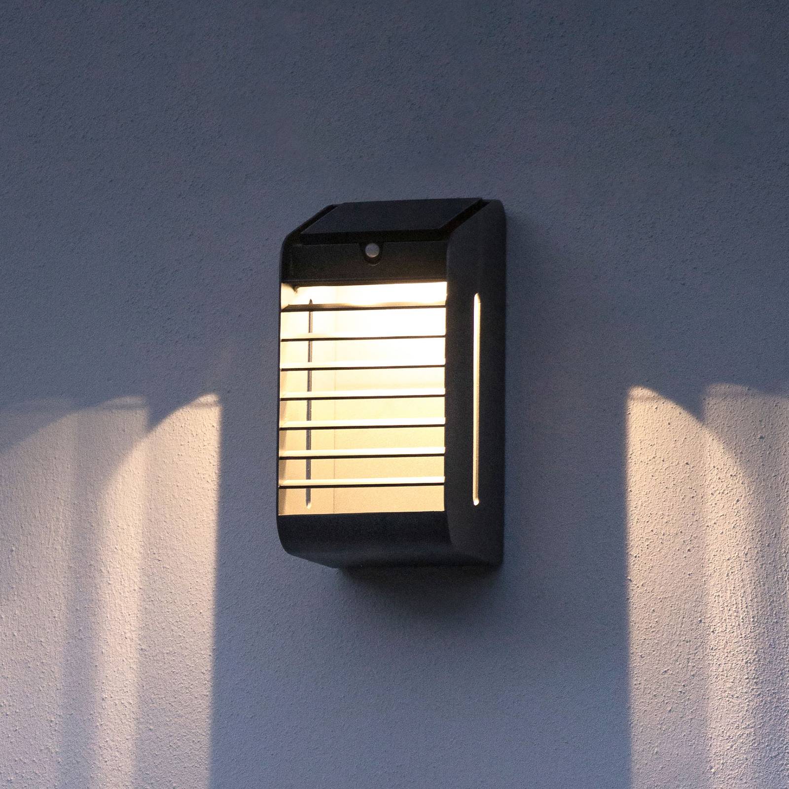 LED-Solarwandleuchte Corner mit Sensor, grau von Les Jardins