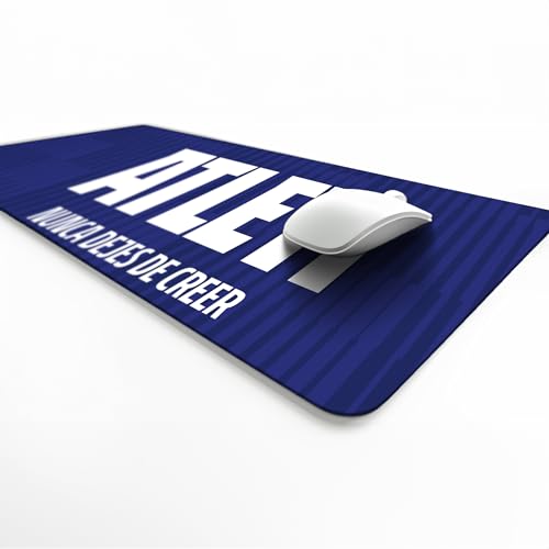 Licensed Décor Atlético de Madrid Schreibtischunterlage – Atleti auf blauer Textur – 43 x 90 cm von Licensed Décor