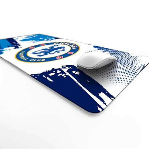 Licensed Décor Chelsea FC Schreibtischunterlage – Vollfarbiges Wappen auf grafischem Spritzer – 35 x 60 cm von Licensed Décor