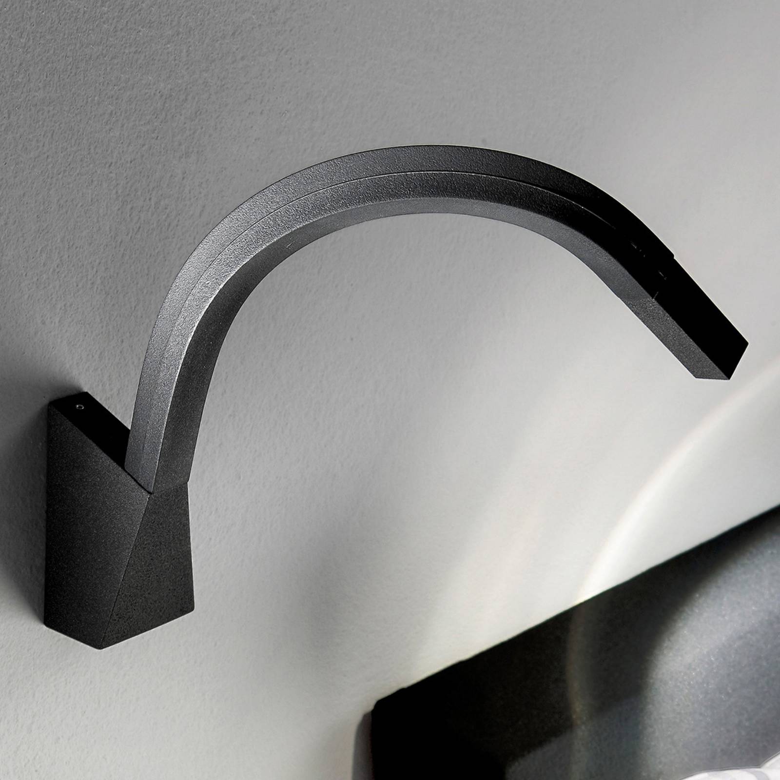 LED-Wandlampe Snake mit biegsamem Arm LED-Wandlampe Snake mit biegsamem Arm von Linea Light