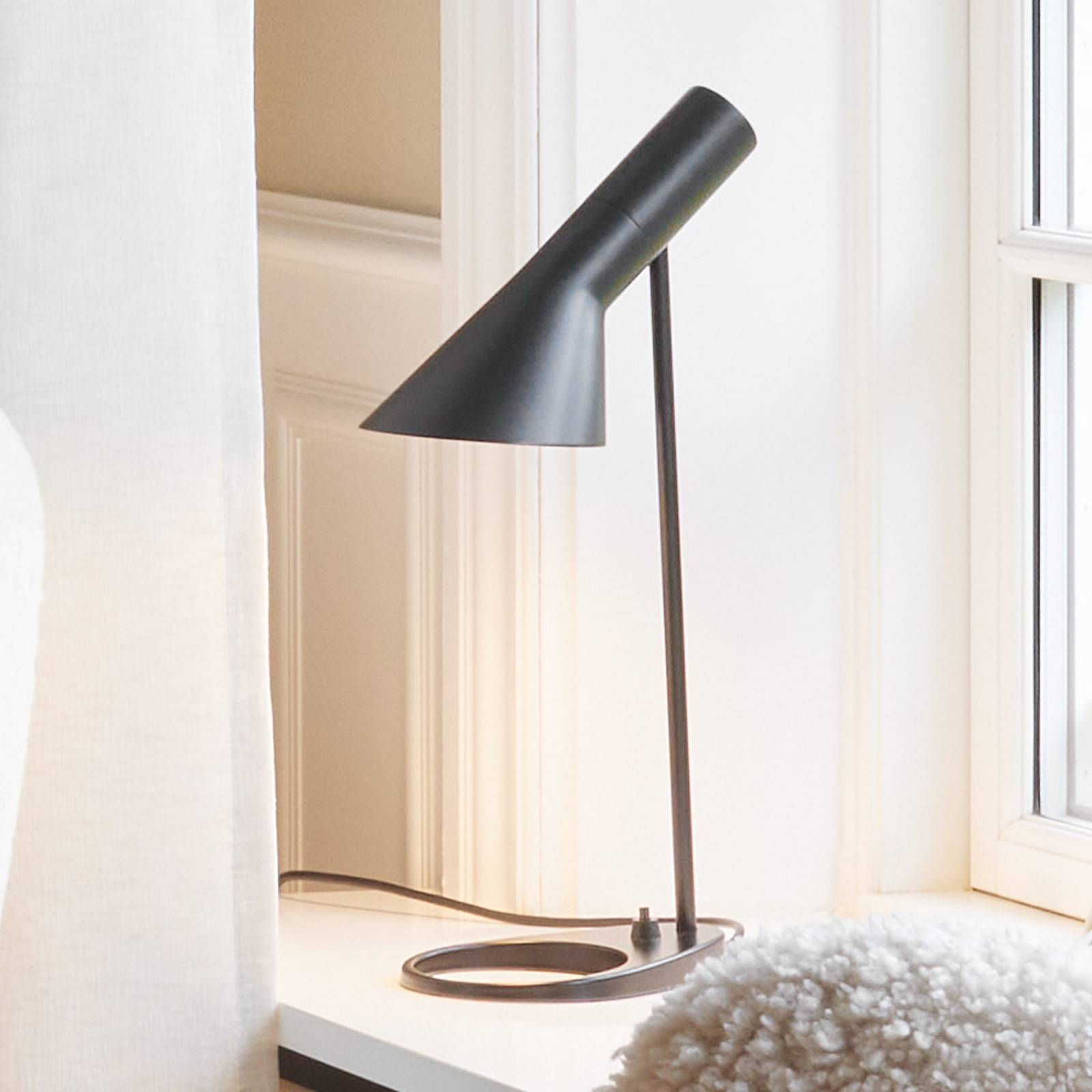Louis Poulsen AJ Mini Tischlampe, schwarz Louis Poulsen AJ Mini Tischlampe, schwarz von Louis Poulsen