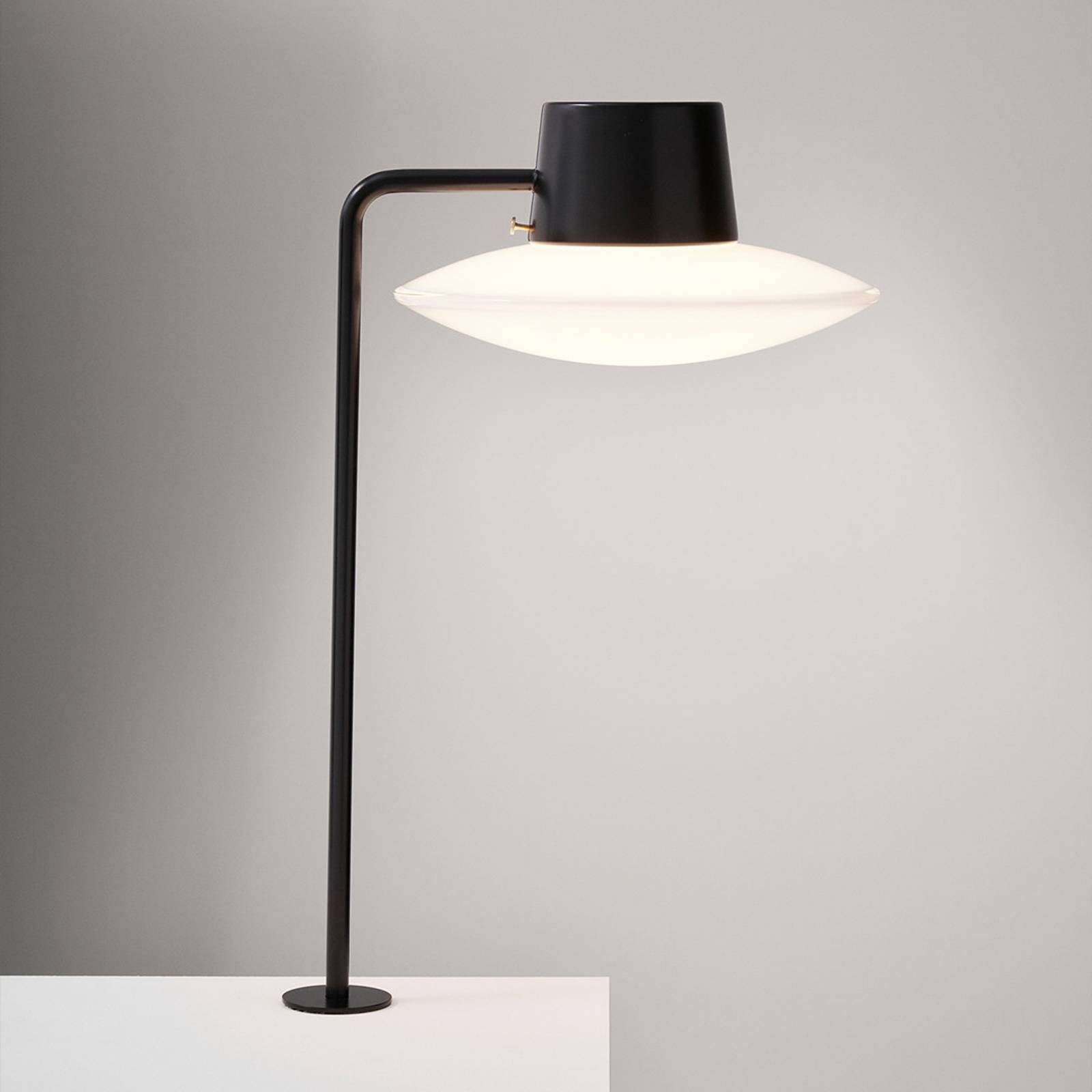 Louis Poulsen AJ Oxford Tischlampe, Pin, opal 41cm Louis Poulsen AJ Oxford Tischlampe, Pin, opal 41cm von Louis Poulsen