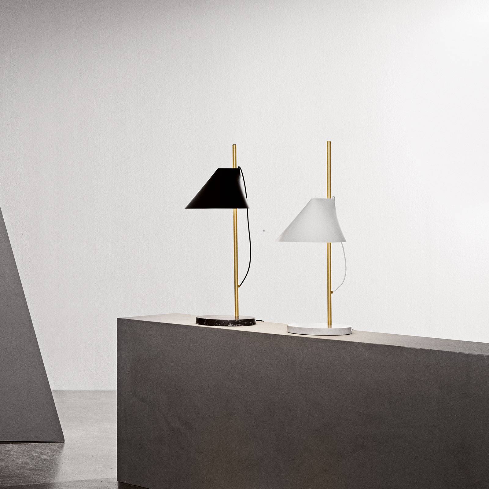 Louis Poulsen Marmor-Tischlampe Yuh Brass, weiß Louis Poulsen Marmor-Tischlampe Yuh Brass, weiß von Louis Poulsen