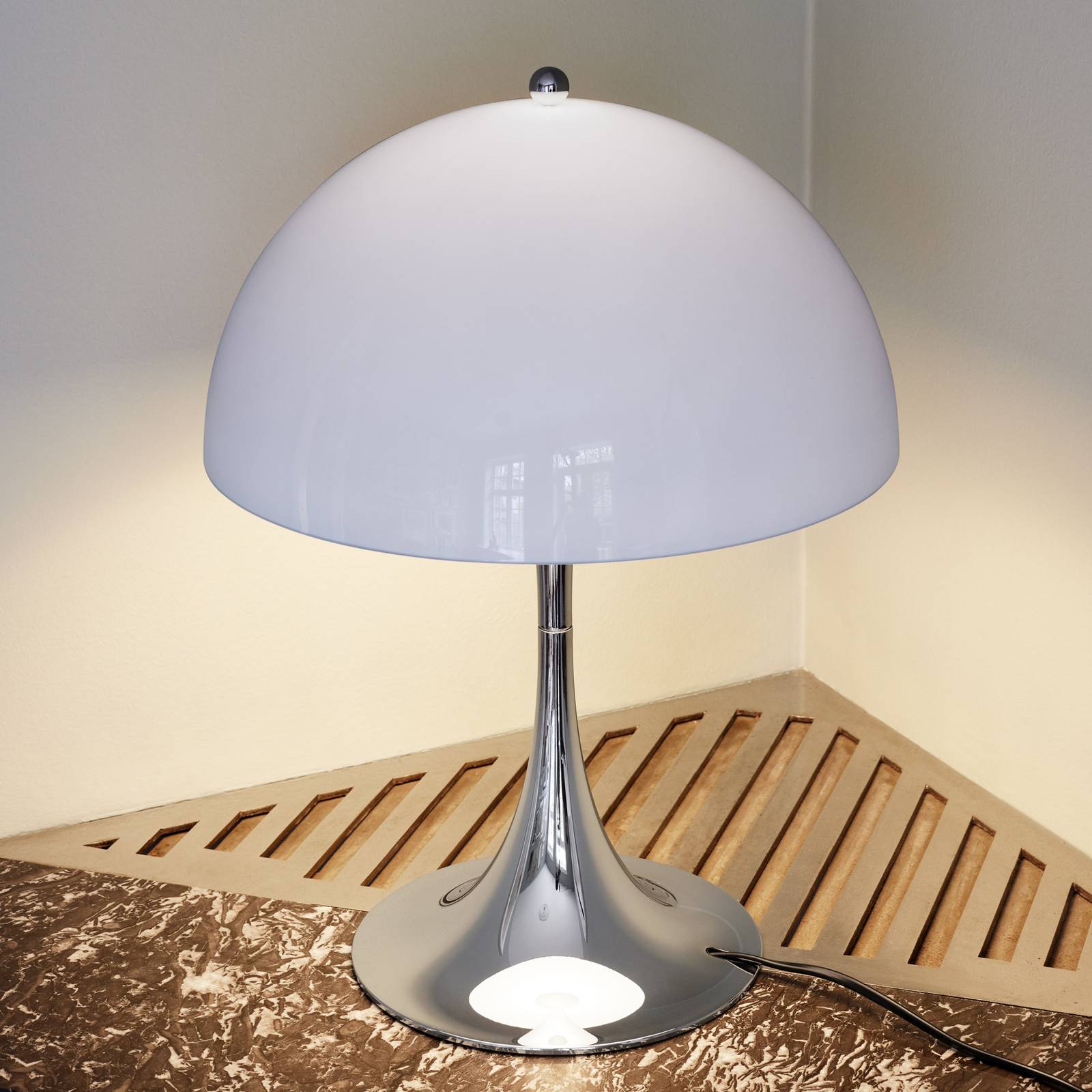 Louis Poulsen Panthella 320 Tischlampe opal/chrom Louis Poulsen Panthella 320 Tischlampe opal/chrom von Louis Poulsen