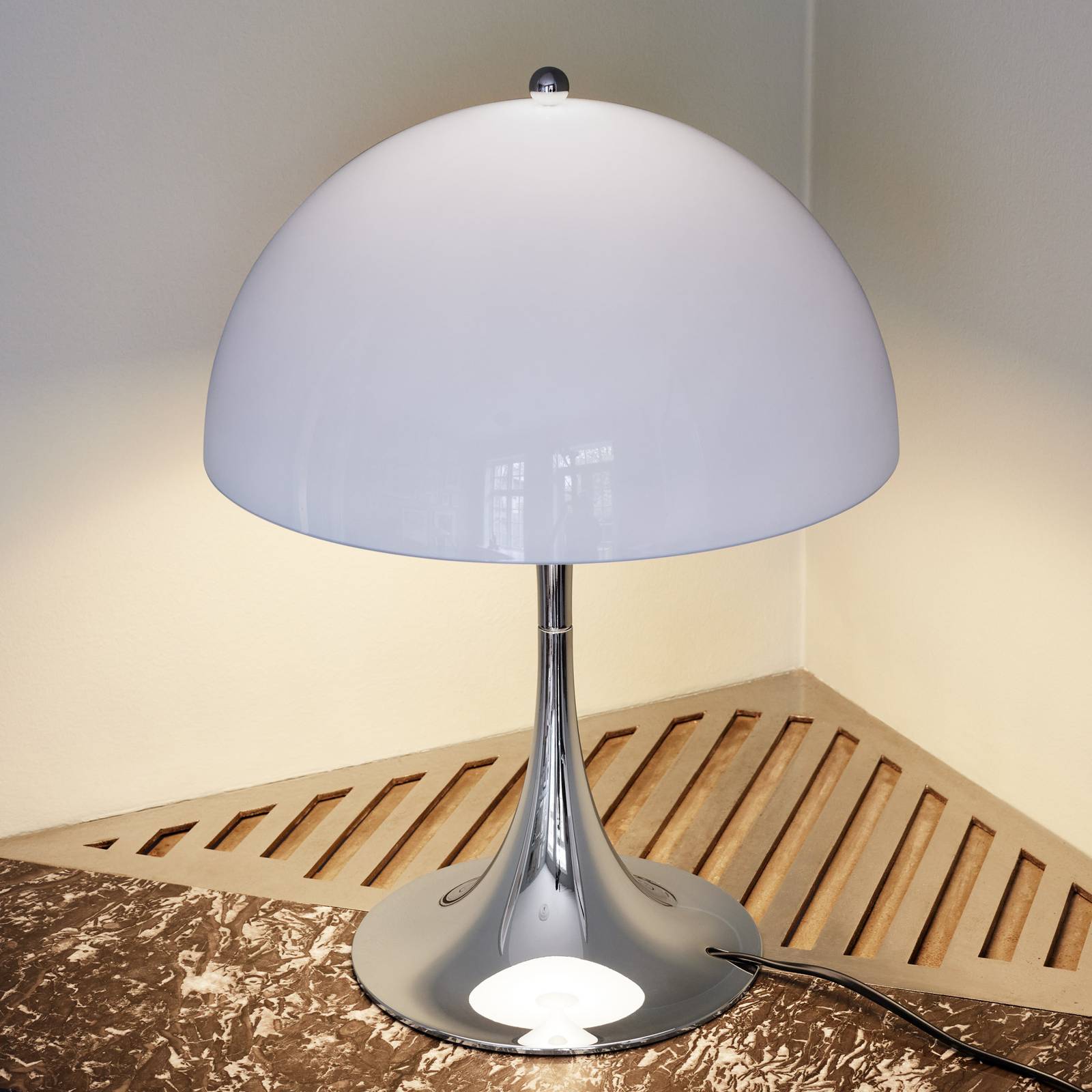 Louis Poulsen Panthella 320 Tischlampe opal/chrom von Louis Poulsen