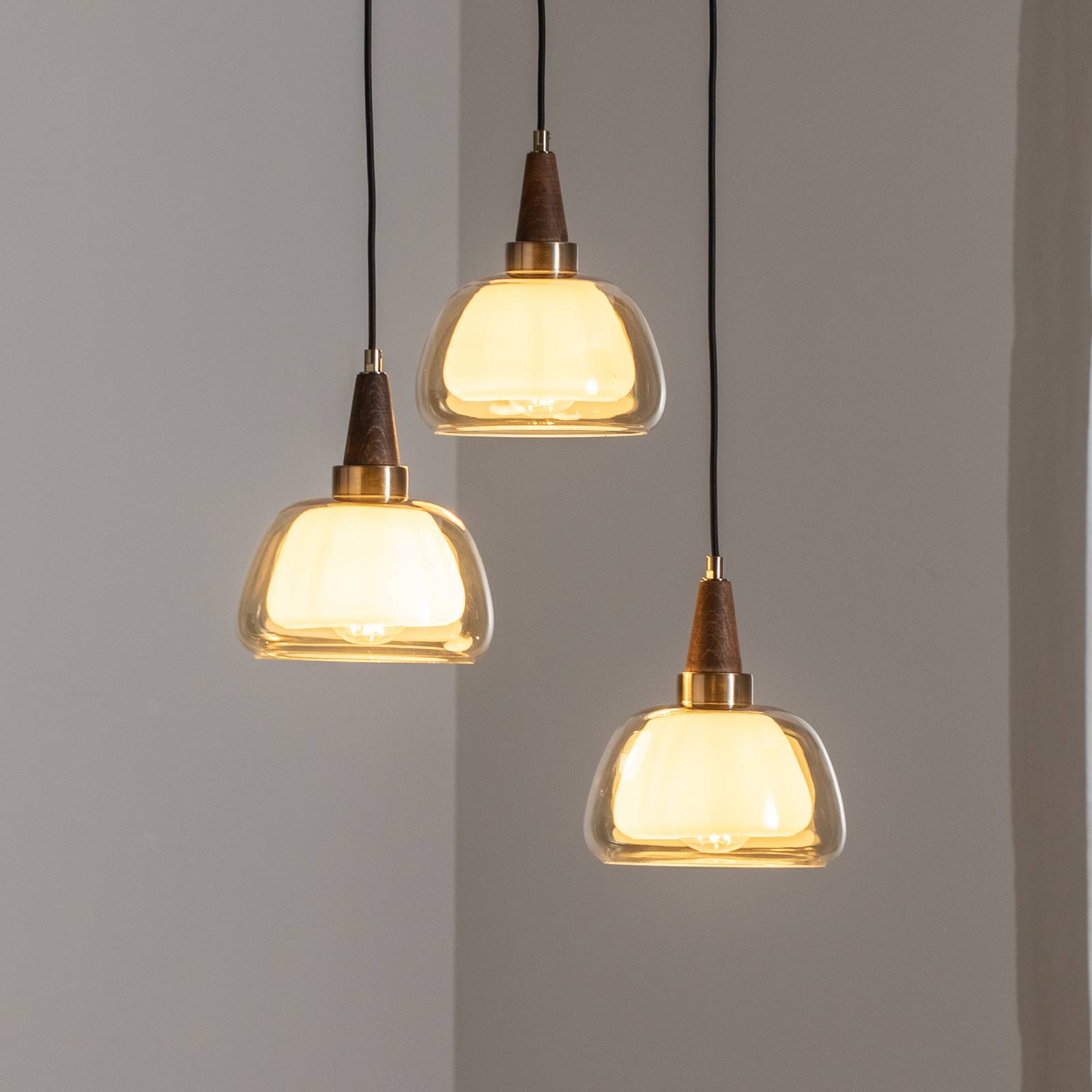 Hängeleuchte Ermo, rund, 3-flammig, messing, Ø 47 cm, Glas Hängeleuchte Ermo, rund, 3-flammig, messing, Ø 47 cm, Glas von Lucea