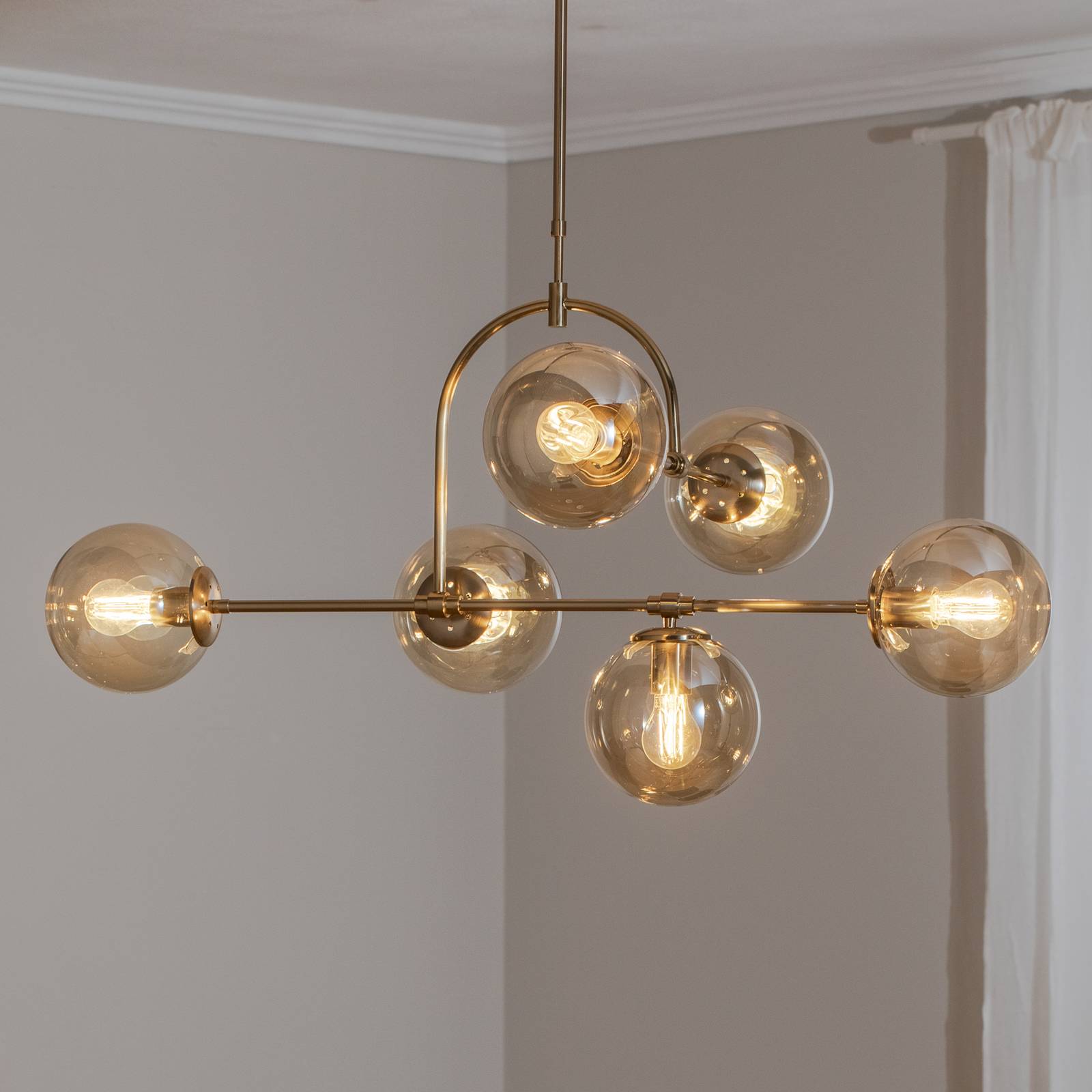 Hängeleuchte Portemo, messing, Länge 104 cm, 6-flammig, Glas Hängeleuchte Portemo, messing, Länge 104 cm, 6-flammig, Glas von Lucea