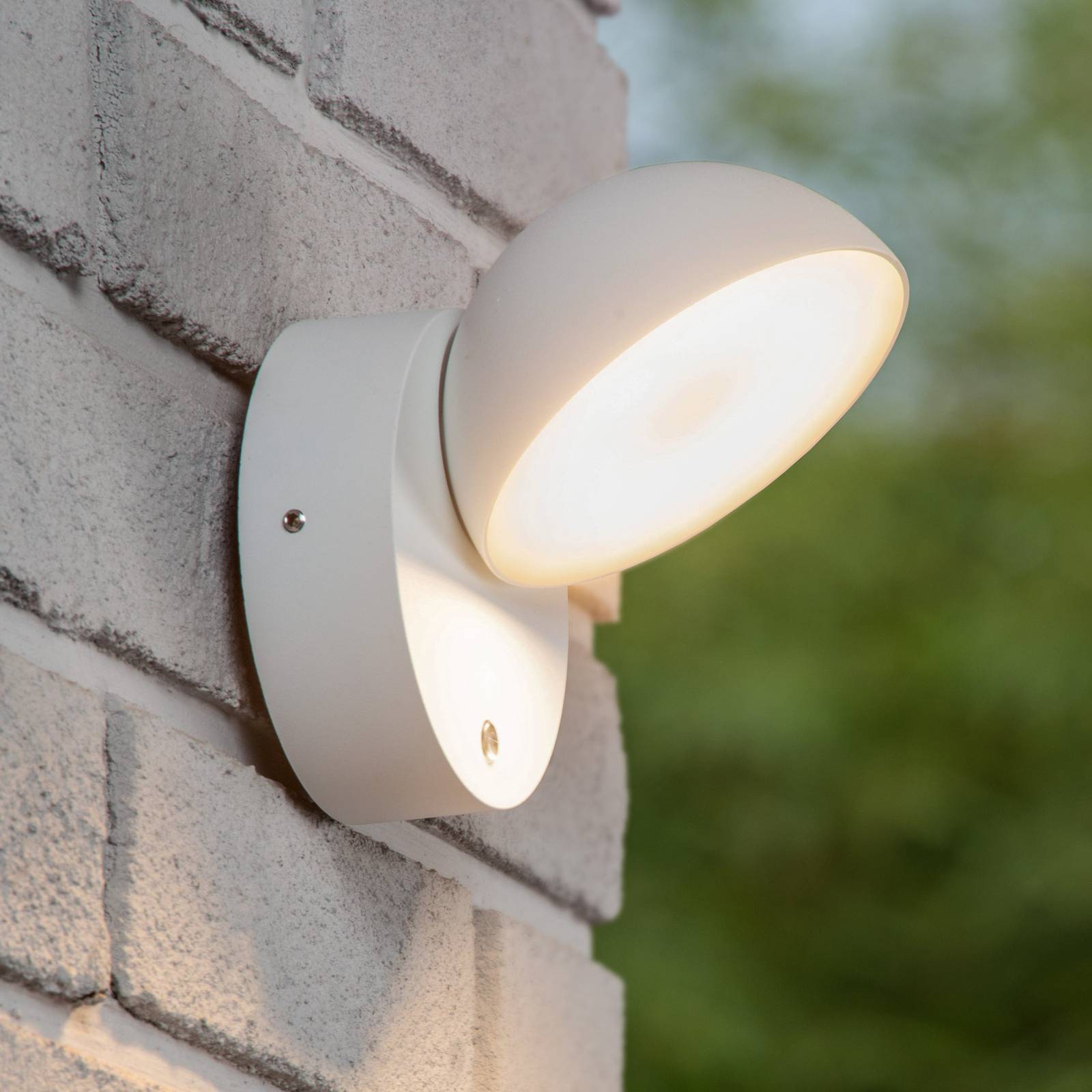 LED-Wandleuchte Finn, weiß, Metall, IP54, Tag/Nacht-Sensor LED-Wandleuchte Finn, weiß, Metall, IP54, Tag/Nacht-Sensor von Lucide