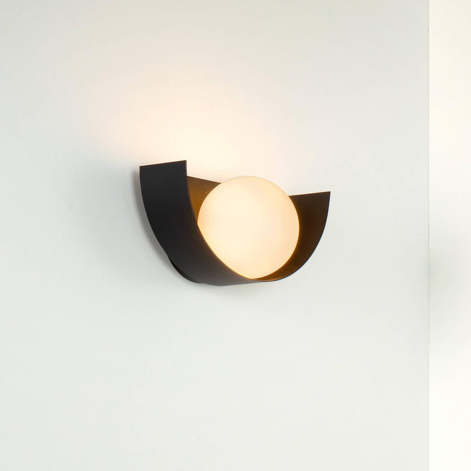 Wandlampe Benni mit Kugelschirm aus Glas, schwarz Wandlampe Benni mit Kugelschirm aus Glas, schwarz von Lucide