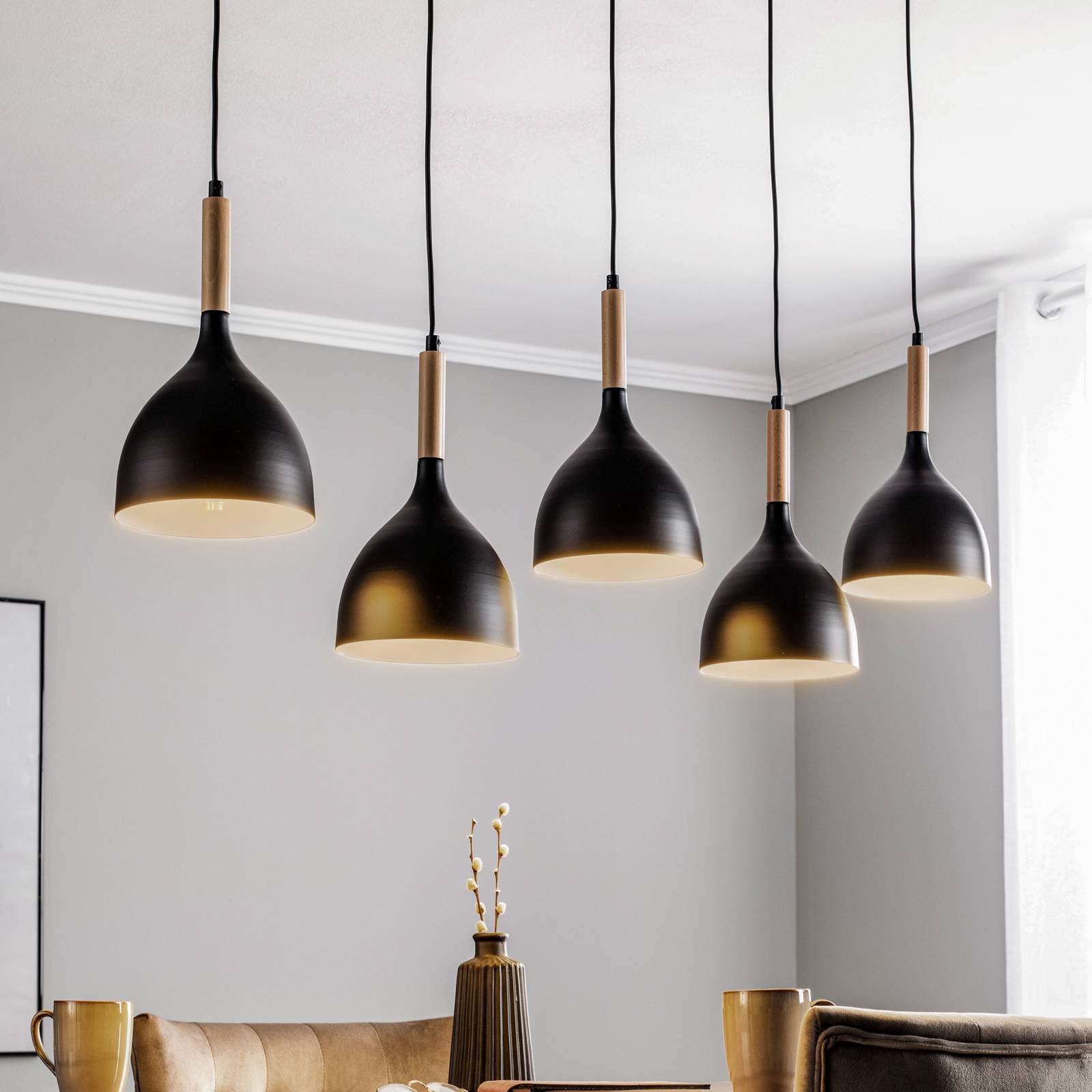 Hängelampe Nanu mit Holz lang fünfflammig schwarz Hängelampe Nanu mit Holz lang fünfflammig schwarz von Luminex