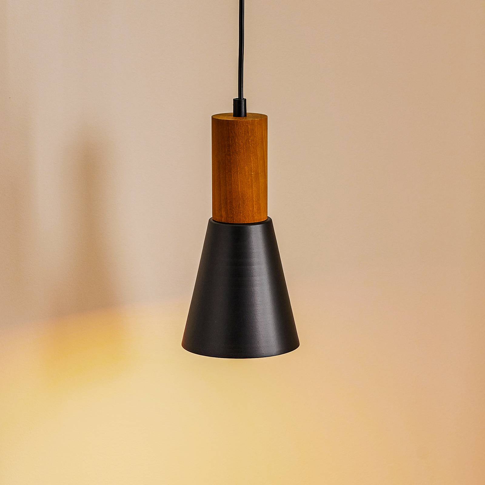 Hängeleuchte Esma, schwarz, Holzdetail, einflammig Hängeleuchte Esma, schwarz, Holzdetail, einflammig von Luminex